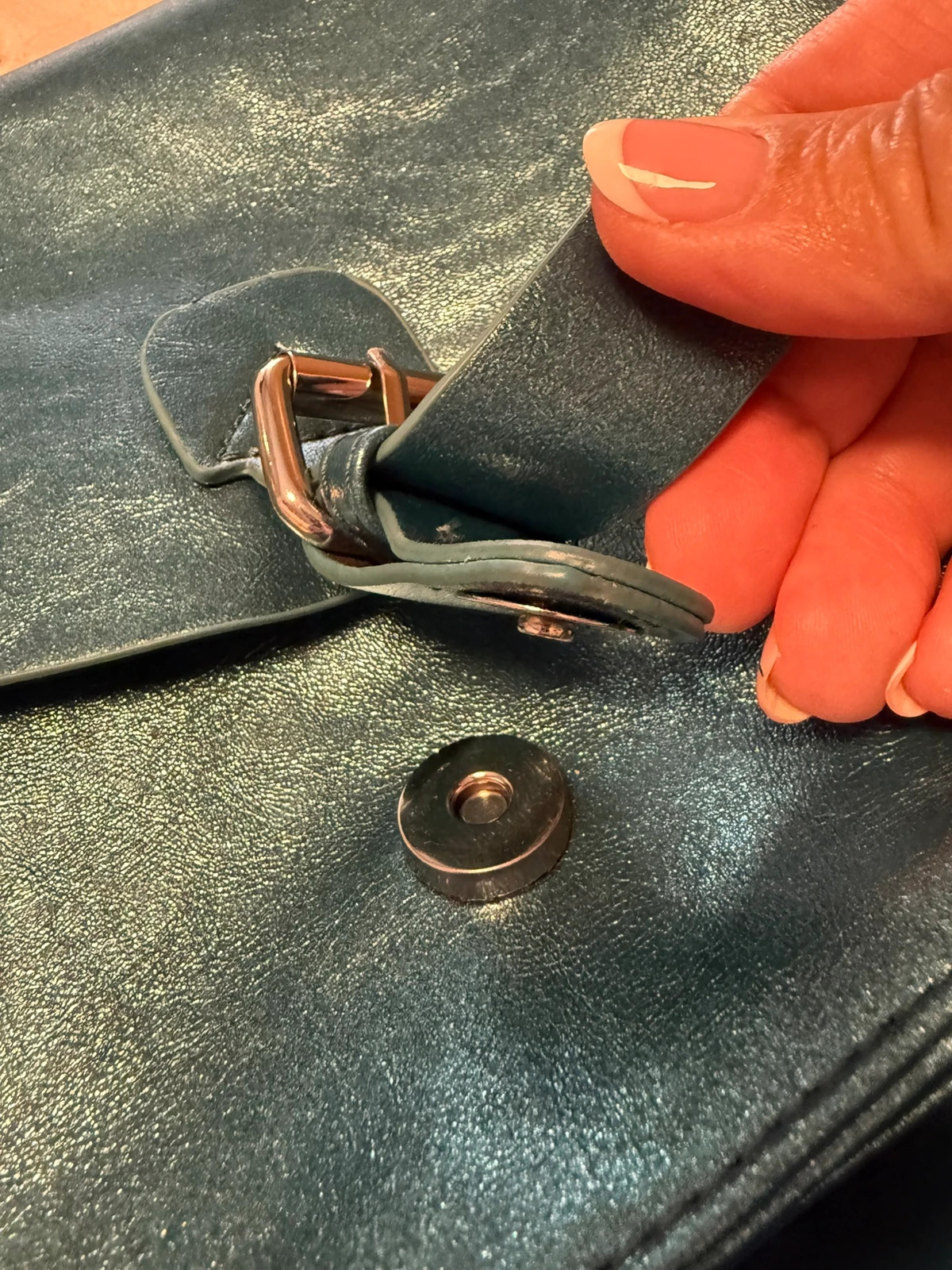 Bolso bandolera de la marca Flora & Co en un precioso tono verde con efecto metalizado – Flora & Co 4