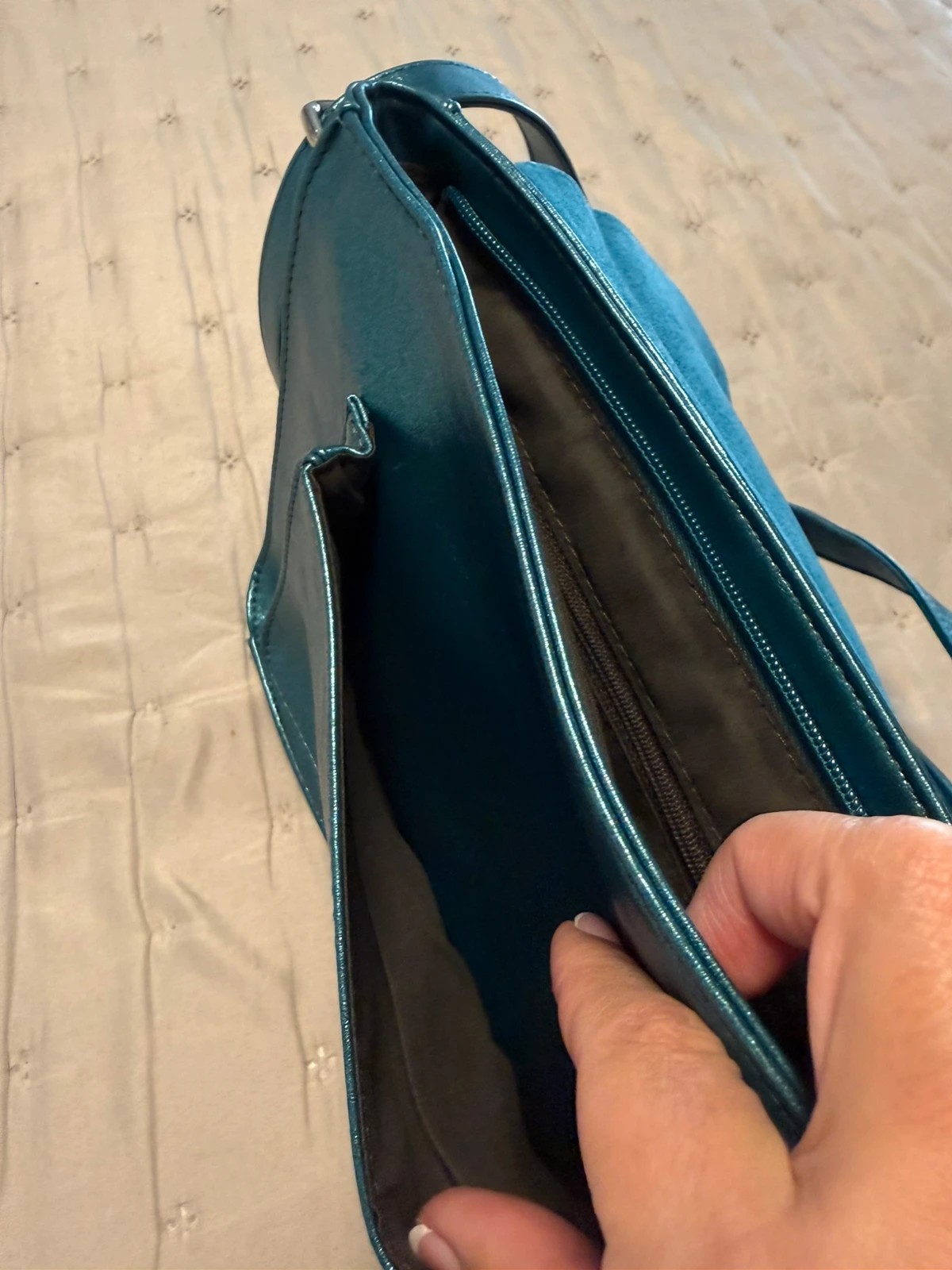 Bolso bandolera de la marca Flora & Co en un precioso tono verde con efecto metalizado – Flora & Co 5