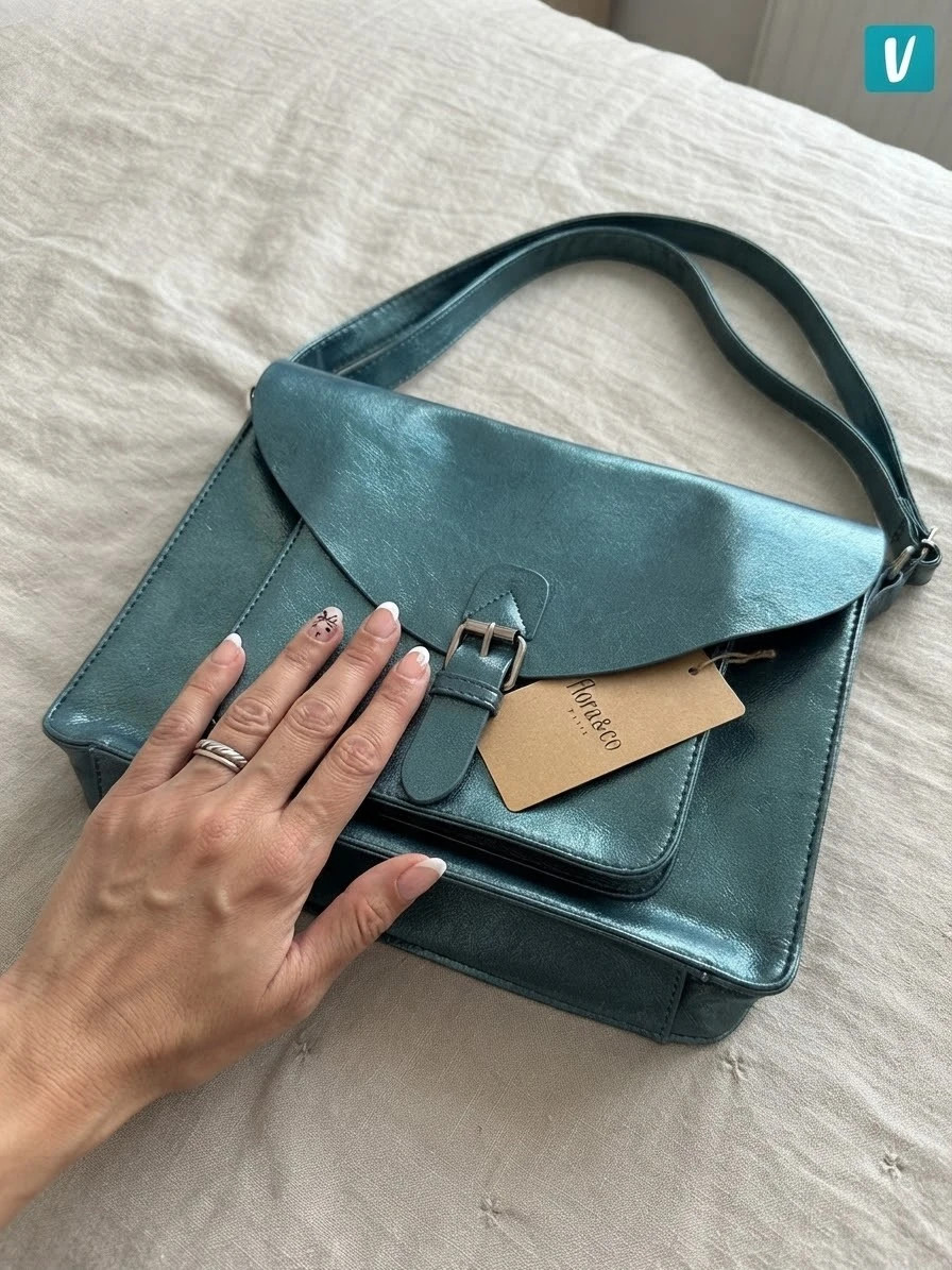 Bolso bandolera de la marca Flora & Co en un precioso tono verde con efecto metalizado