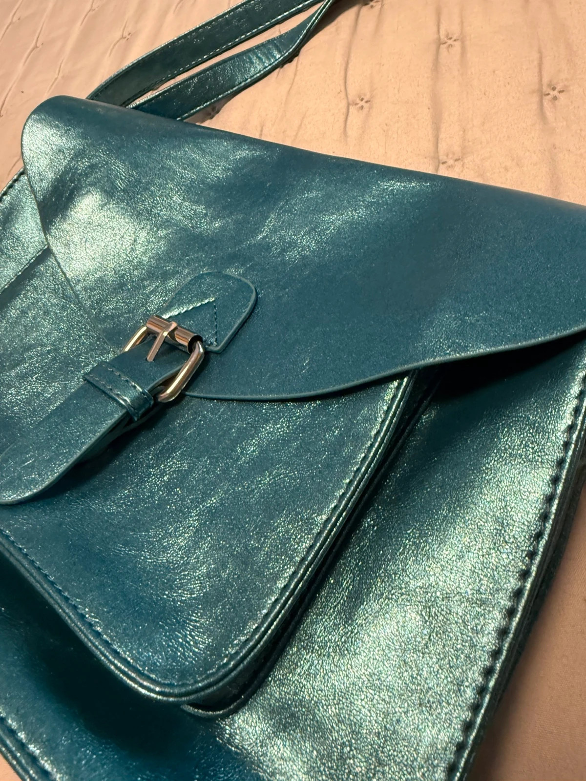 Bolso bandolera de la marca Flora & Co en un precioso tono verde con efecto metalizado – Flora & Co 3