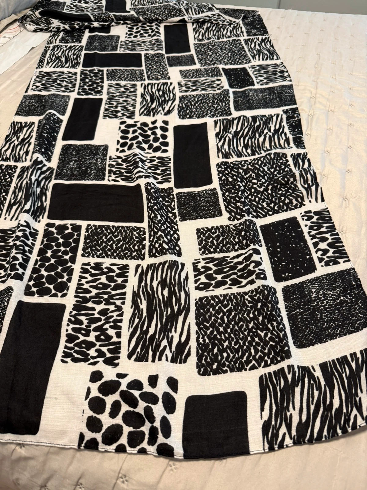 Fular o chal de 120x180 con figuras geométricas en blanco y negro, atemporal nuevo a estrenar – For You 3