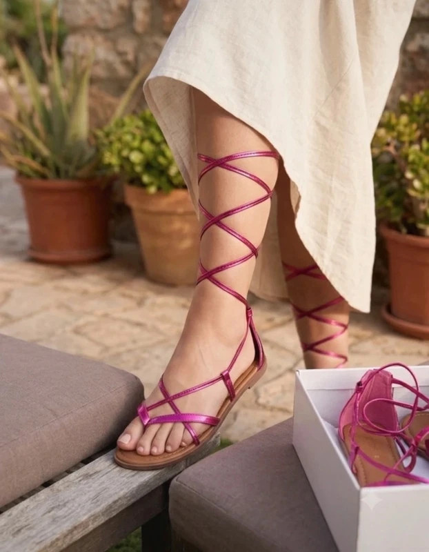 Sandalia tipo romanas o gladiadoras en color fucsia nuevas a estrenar de la marca Lora Ferres
