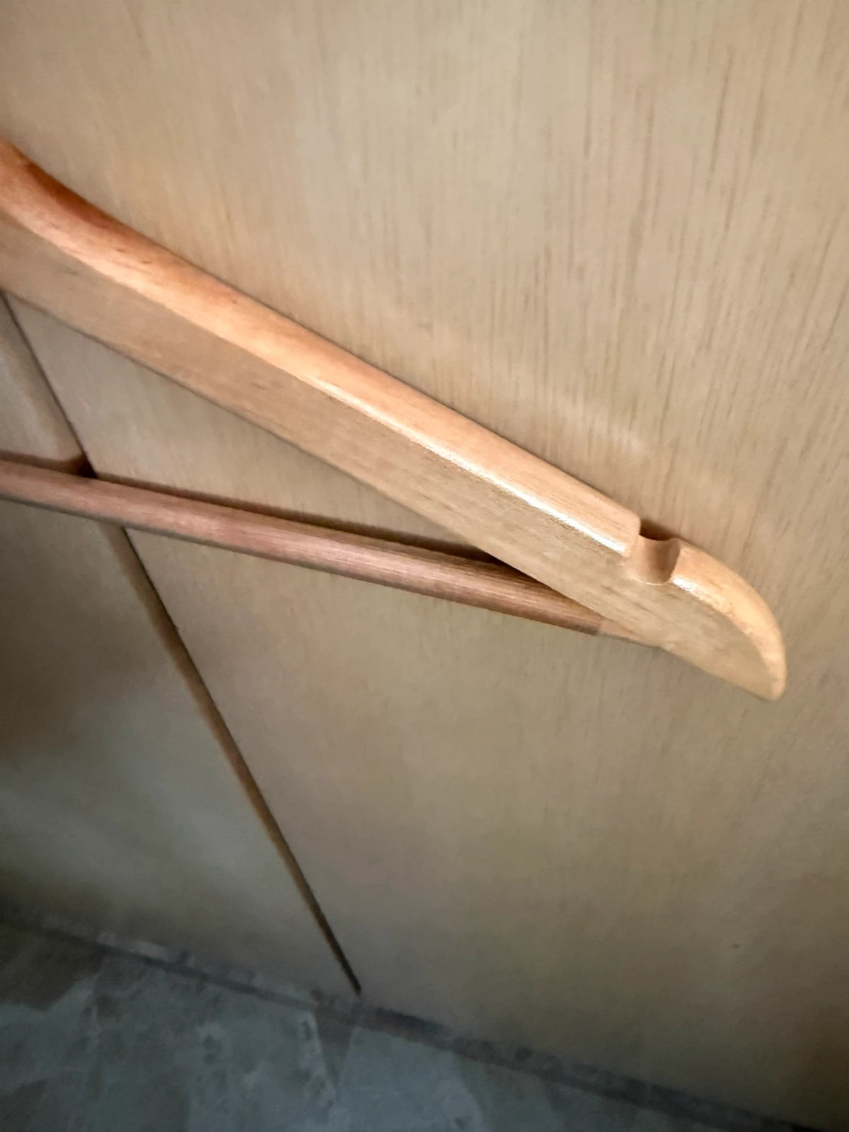 Lote 10 perchas color madera – Family 3