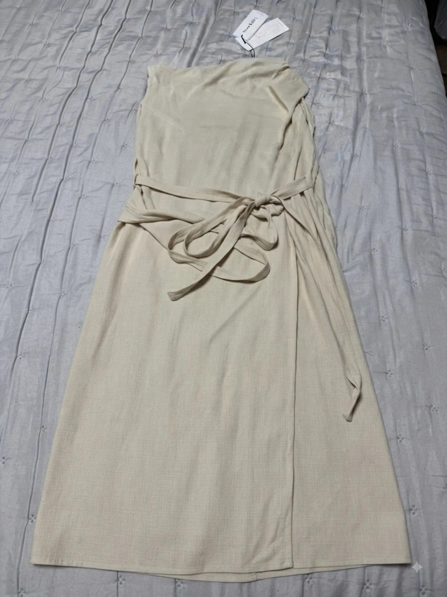 Vestido midi fluido de color beis / tostado de la marca Ahlvar Gallery.