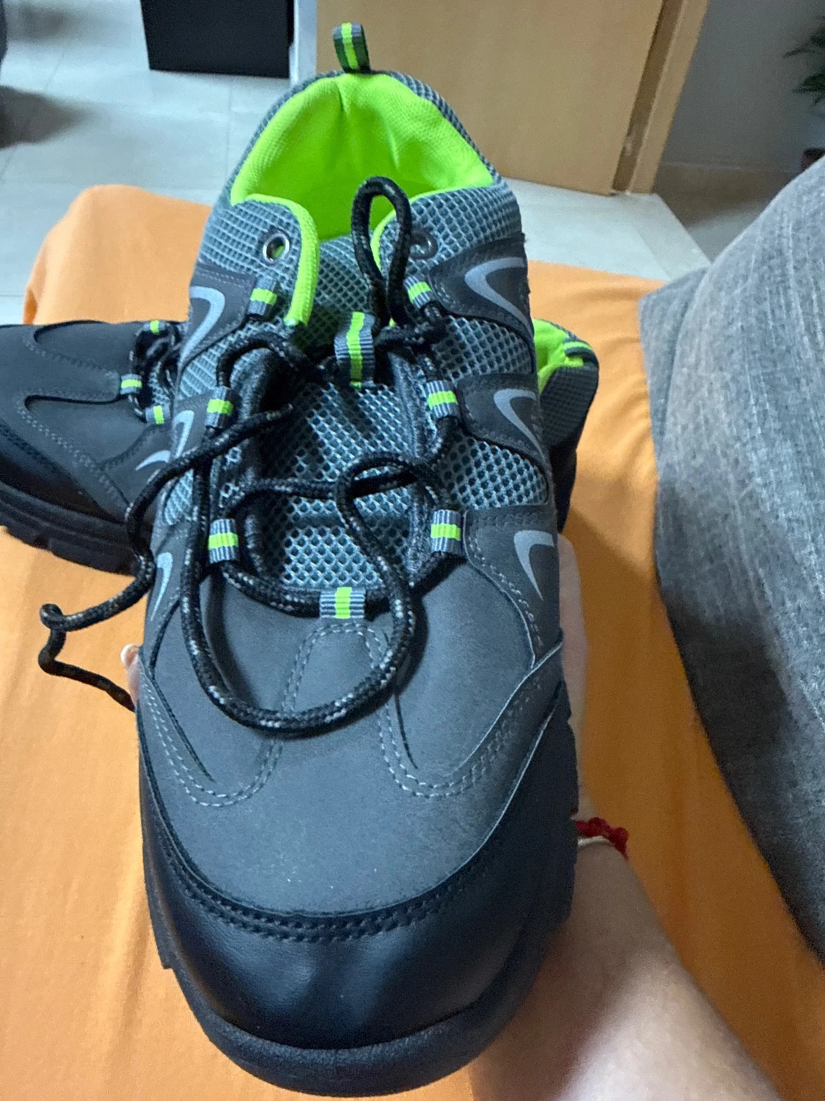 Zapatillas de trekking / deportivas grises y negro con detalles en verde flúor – Vertice – taille 45 2