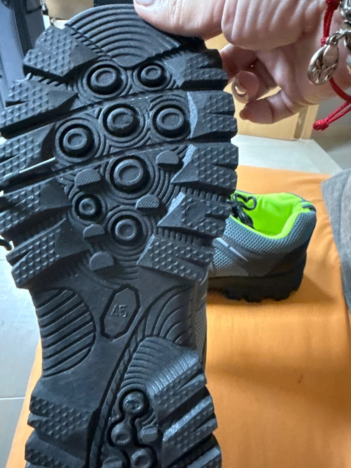 Zapatillas de trekking / deportivas grises y negro con detalles en verde flúor – Vertice – taille 45 4