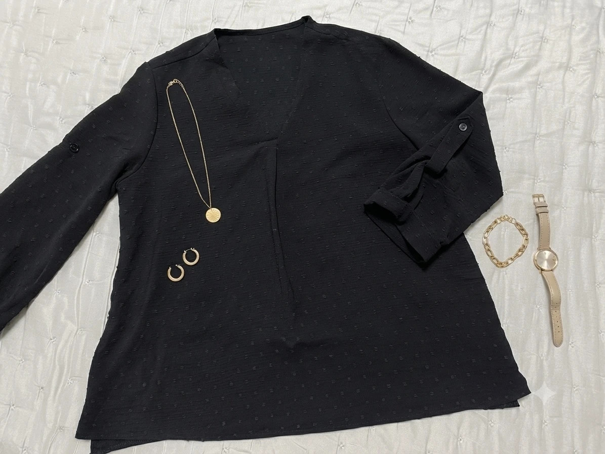 Blusa negra elegante con detalle de tejido plumeti