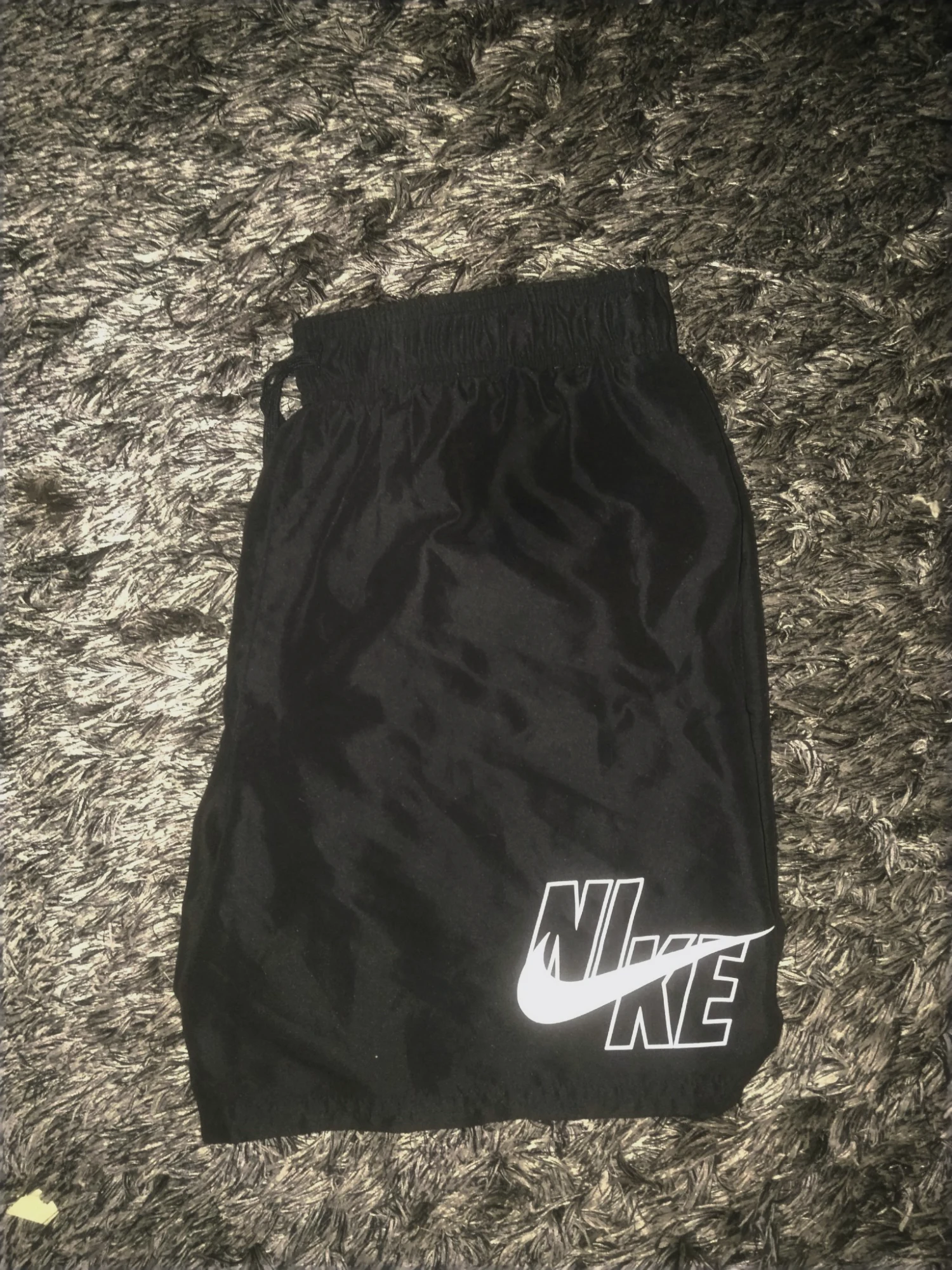Short Nike noir avec logo blanc – Style sportif
