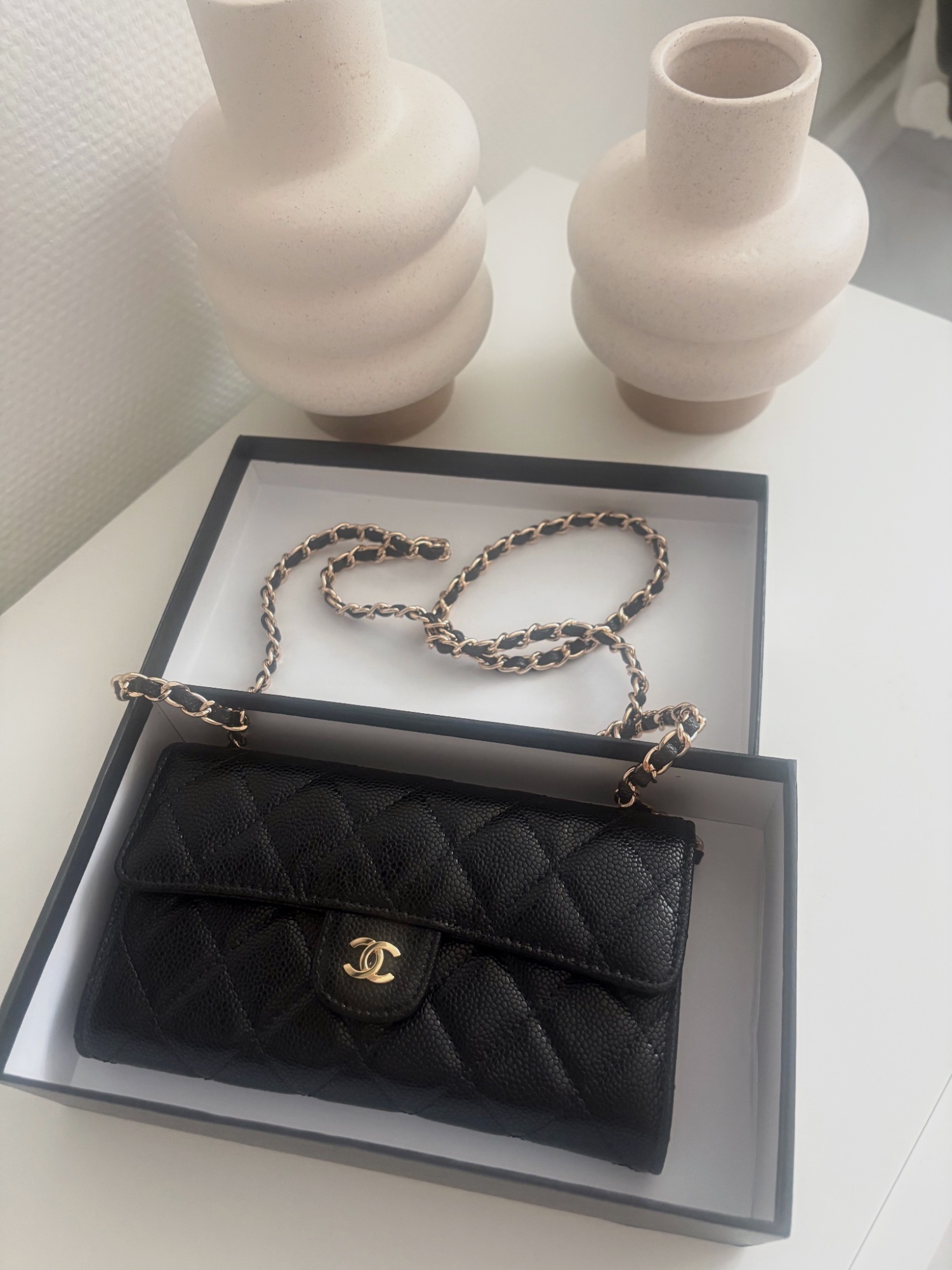 Portefeuille sur chaîne Chanel noir en cuir