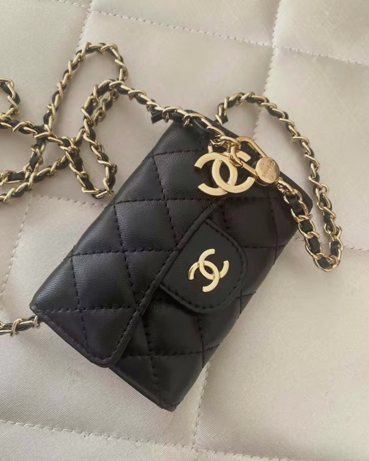 Mini sac bandoulière Chanel noir matelassé