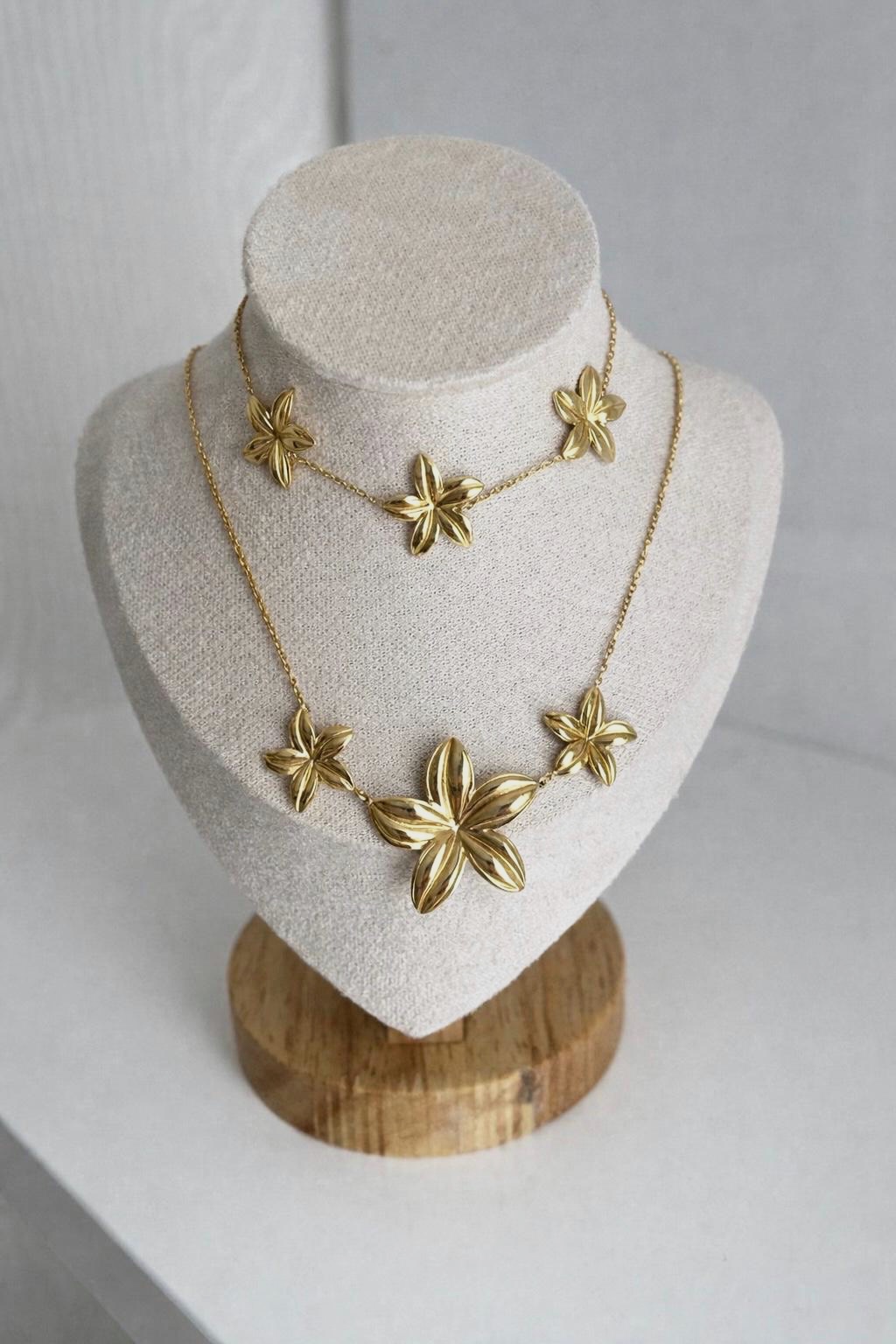 Parure bijoux dorés motifs fleurs