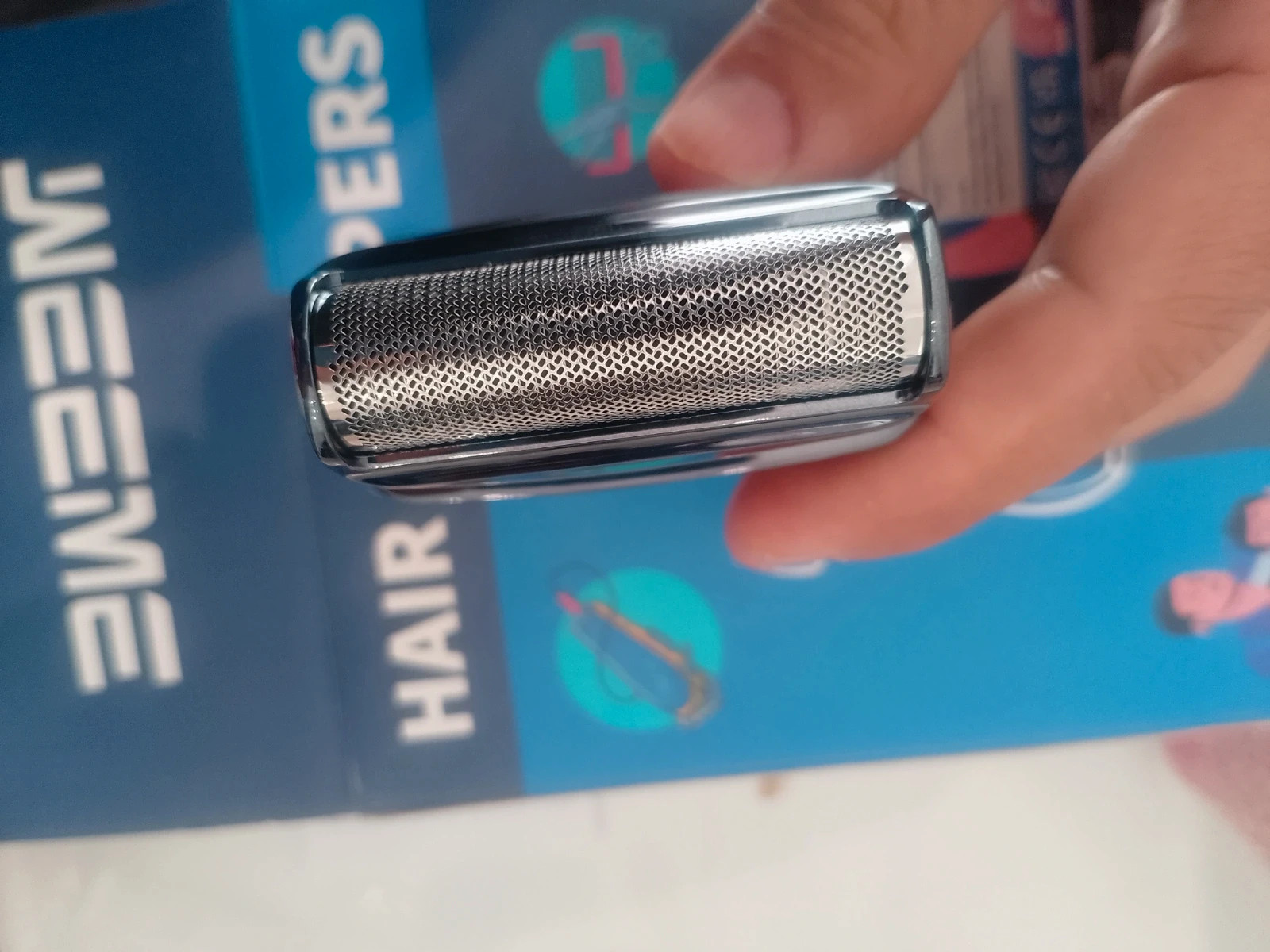 Titre : Rasoir électrique WEEME – Finition dorée – Compact & rechargeable 3
