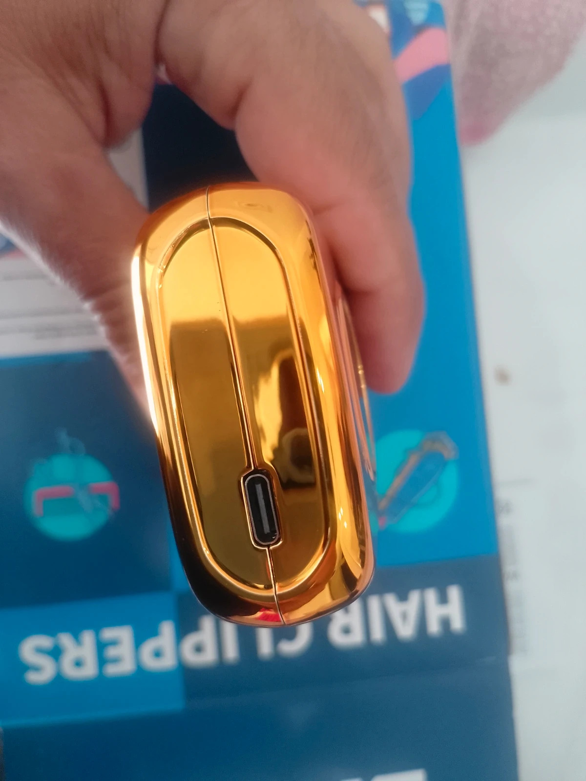 Titre : Rasoir électrique WEEME – Finition dorée – Compact & rechargeable 4