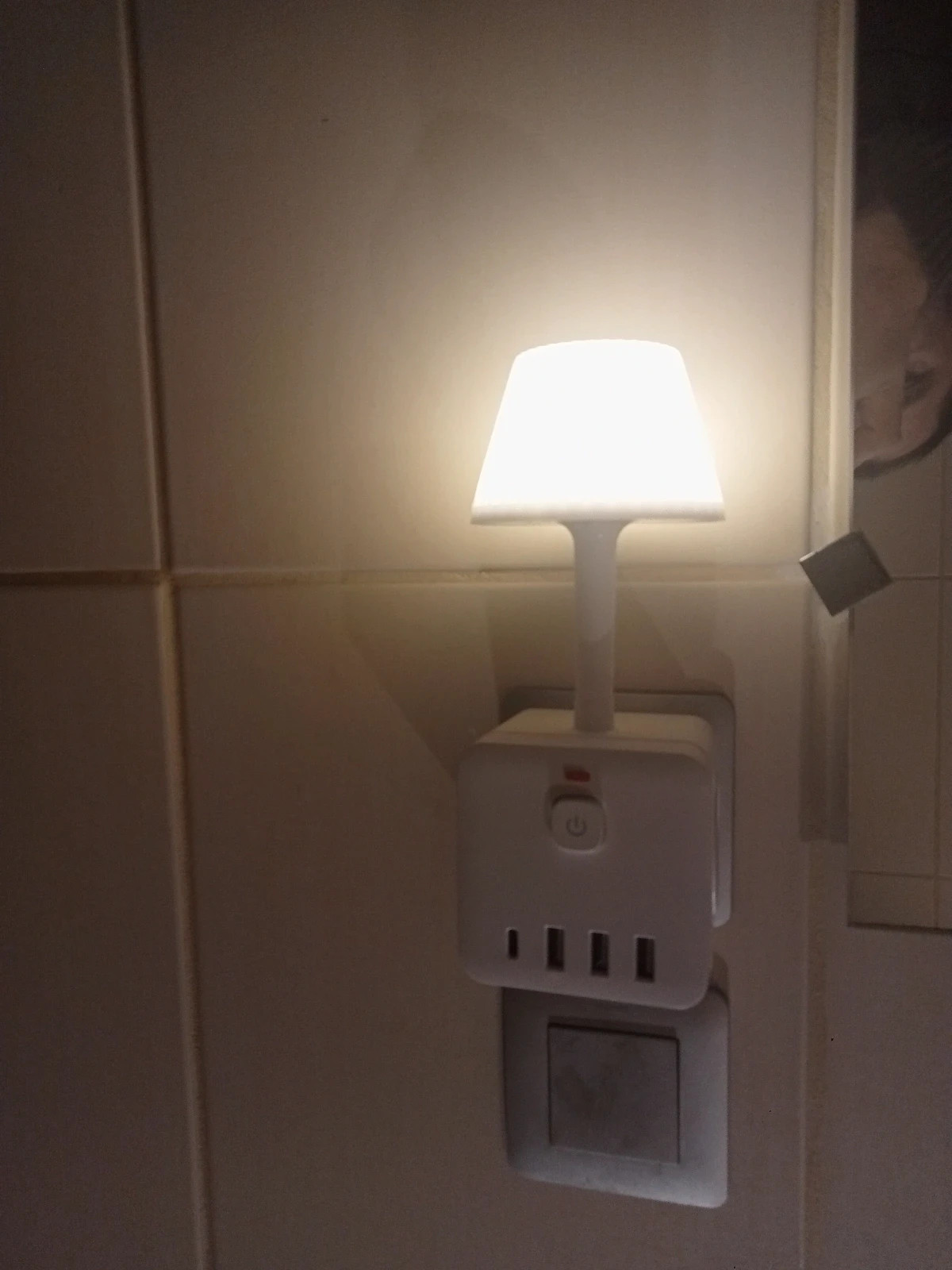 Lamp avec Chargeur Multi-Appareils 4