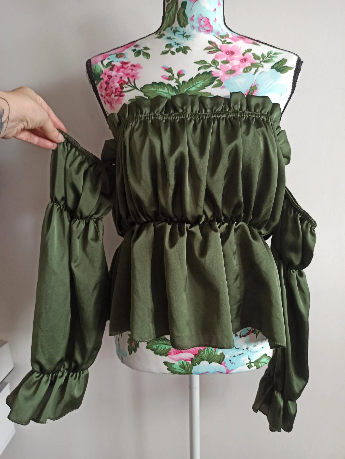 Top vert kaki satiné manches bouffantes 🎀 coupe cintrée – T.S/M – sans étiquette – taille S / 36 / 8 2