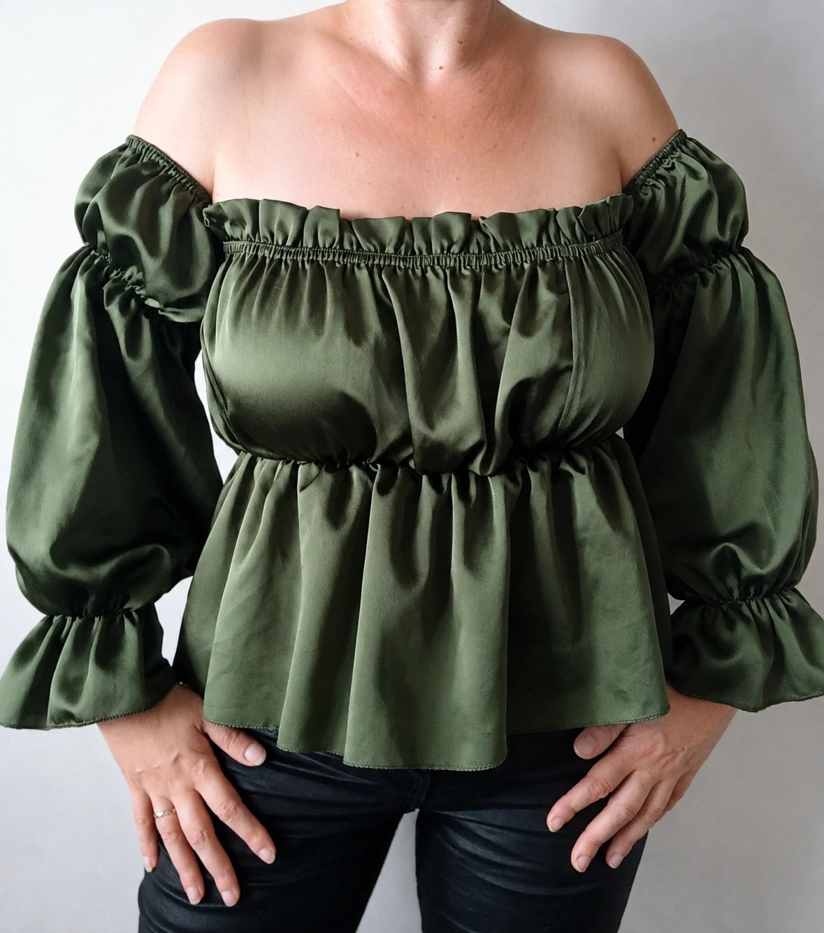 Top vert kaki satiné manches bouffantes 🎀 coupe cintrée – T.S/M