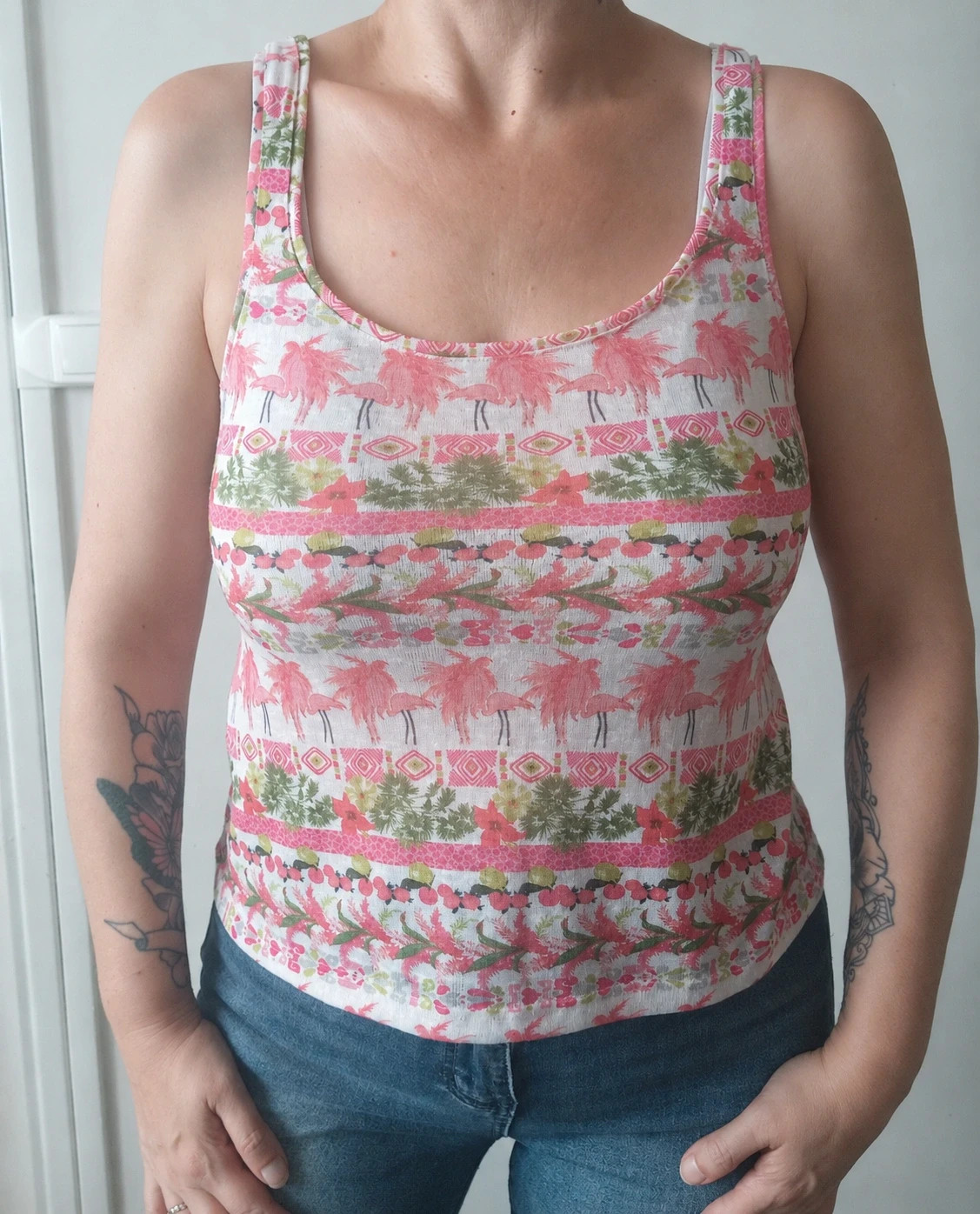 🌸 Débardeur Bershka Fleuri Rose & Vert avec Fente Dos – Taille S