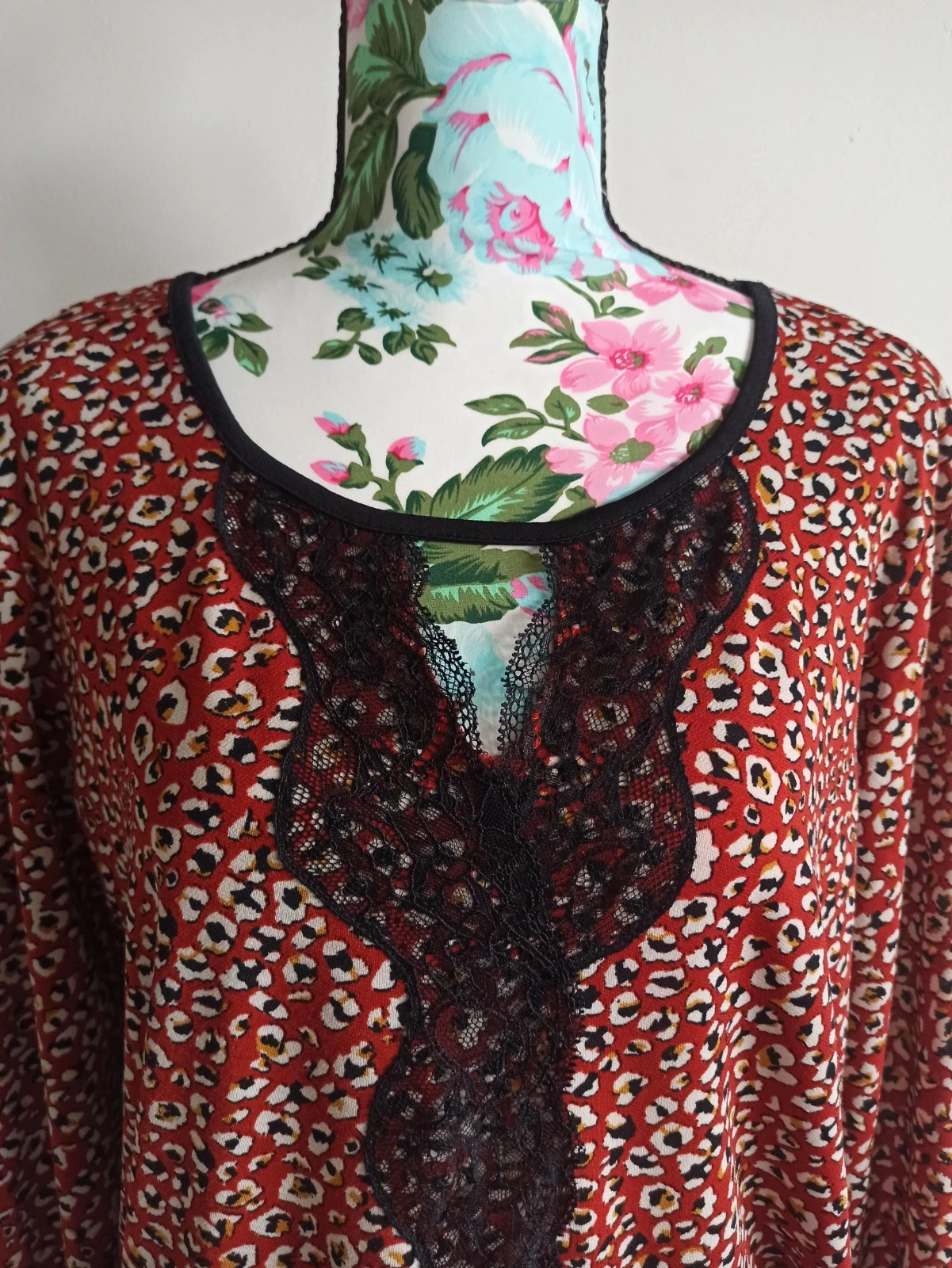 Blouse Rouge Imprimé Léopard & Dentelle Noire – Taille 38 – Chic & Féminine – sans étiquette – taille M / 38 / 10 4