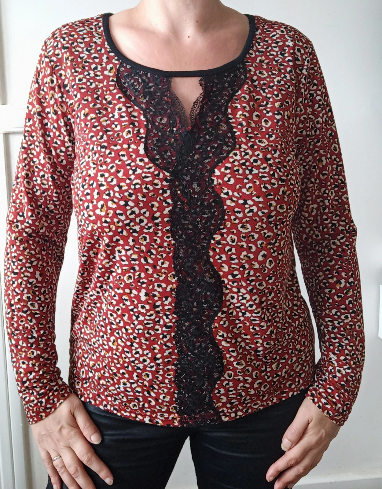 Blouse Rouge Imprimé Léopard & Dentelle Noire – Taille 38 – Chic & Féminine