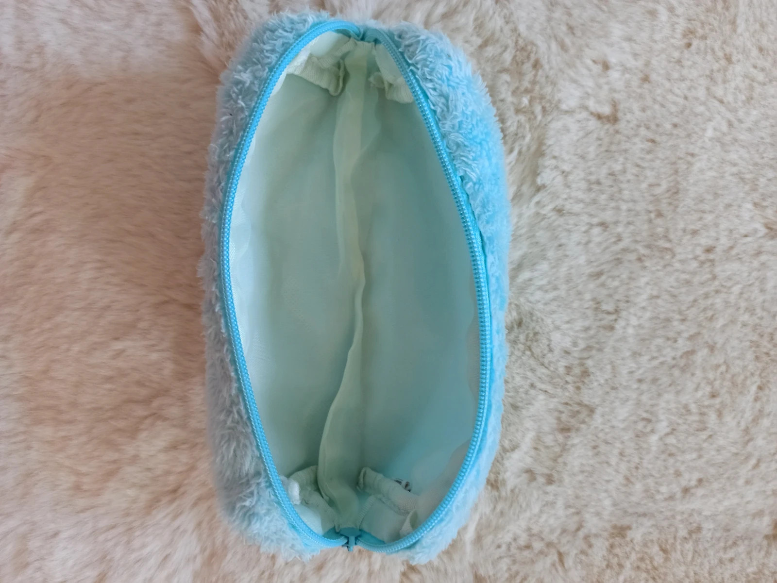 🩵 Jolie trousse pelucheuse bleue avec motif koala 🐨 – sans étiquette 4