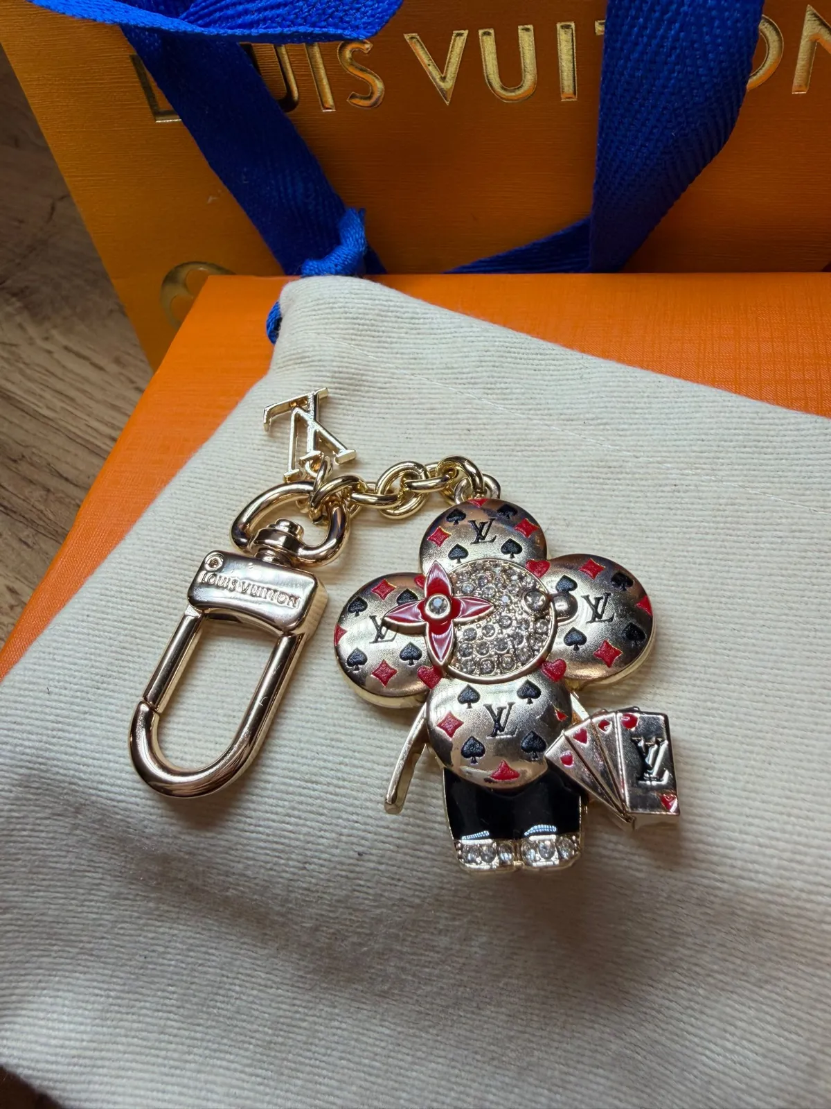 Louis Vuitton porte-clés fleur rose doré 3