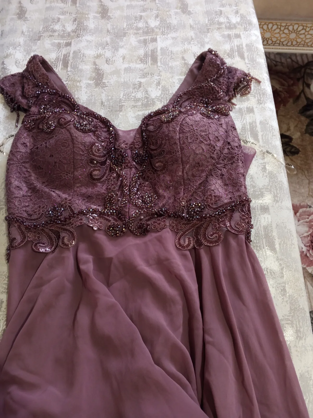 Robe mauve dentelle et voile
