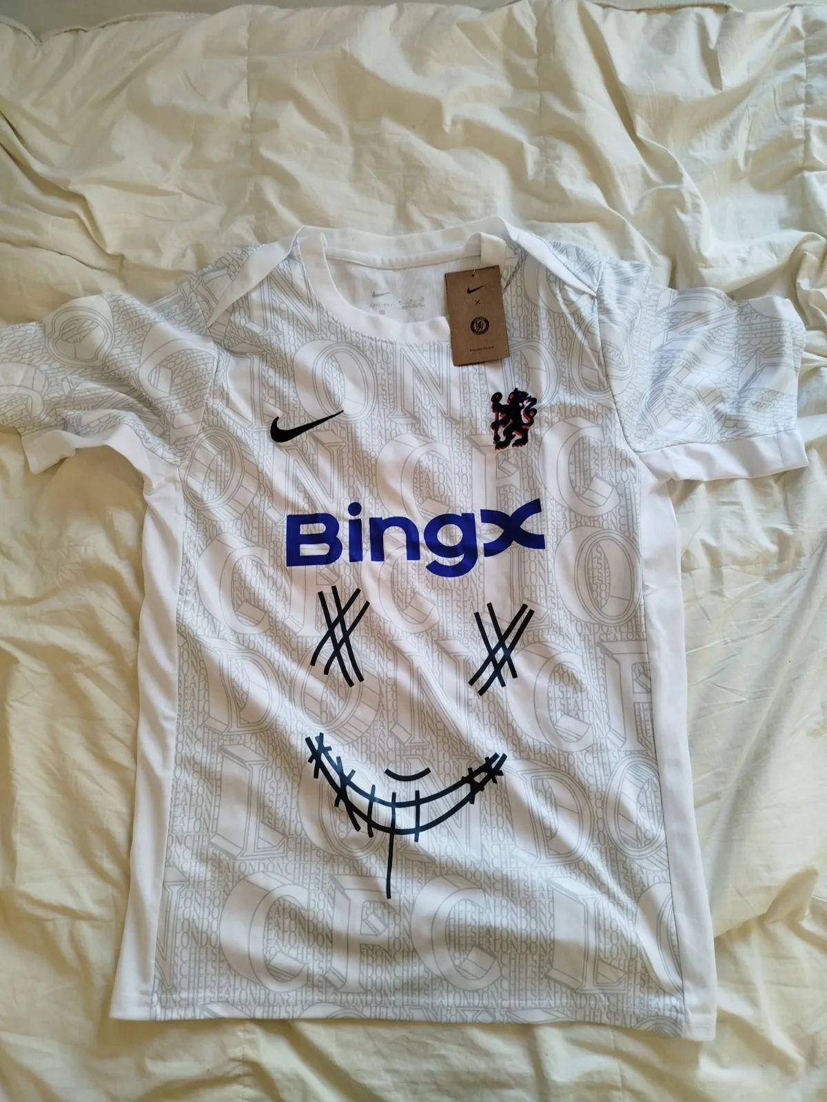 T-shirt blanc motif géométrique neuf 3