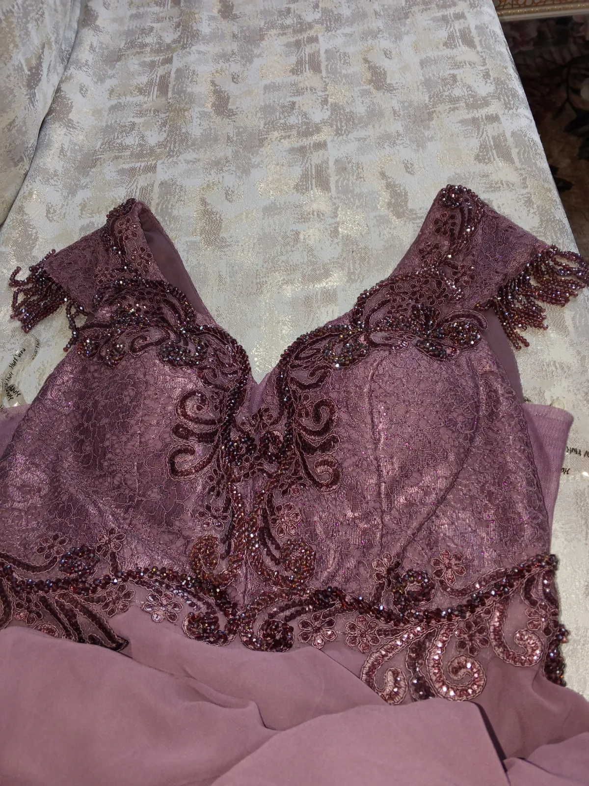 Robe mauve dentelle et voile 3