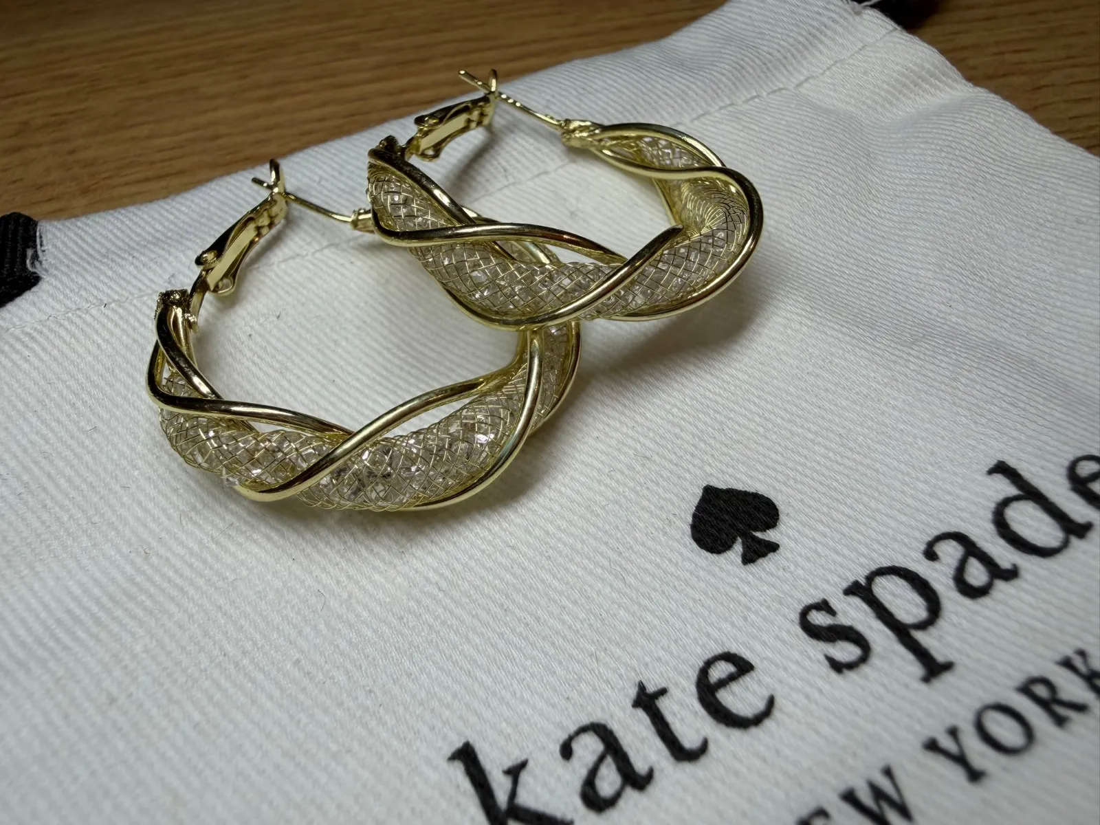 Boucles d'oreilles kate spade dorées texturées 2