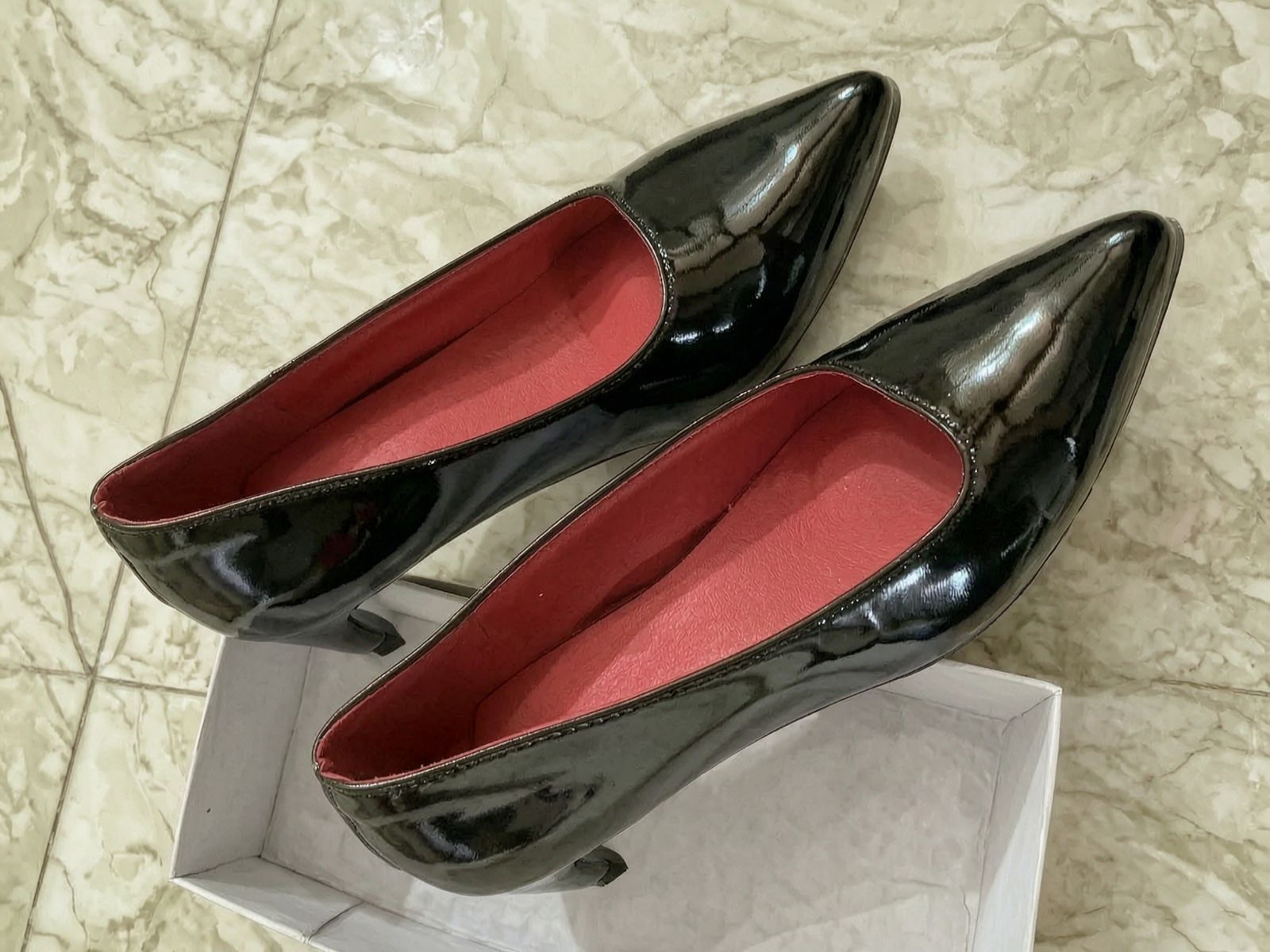 Escarpins noirs et rouges vernis