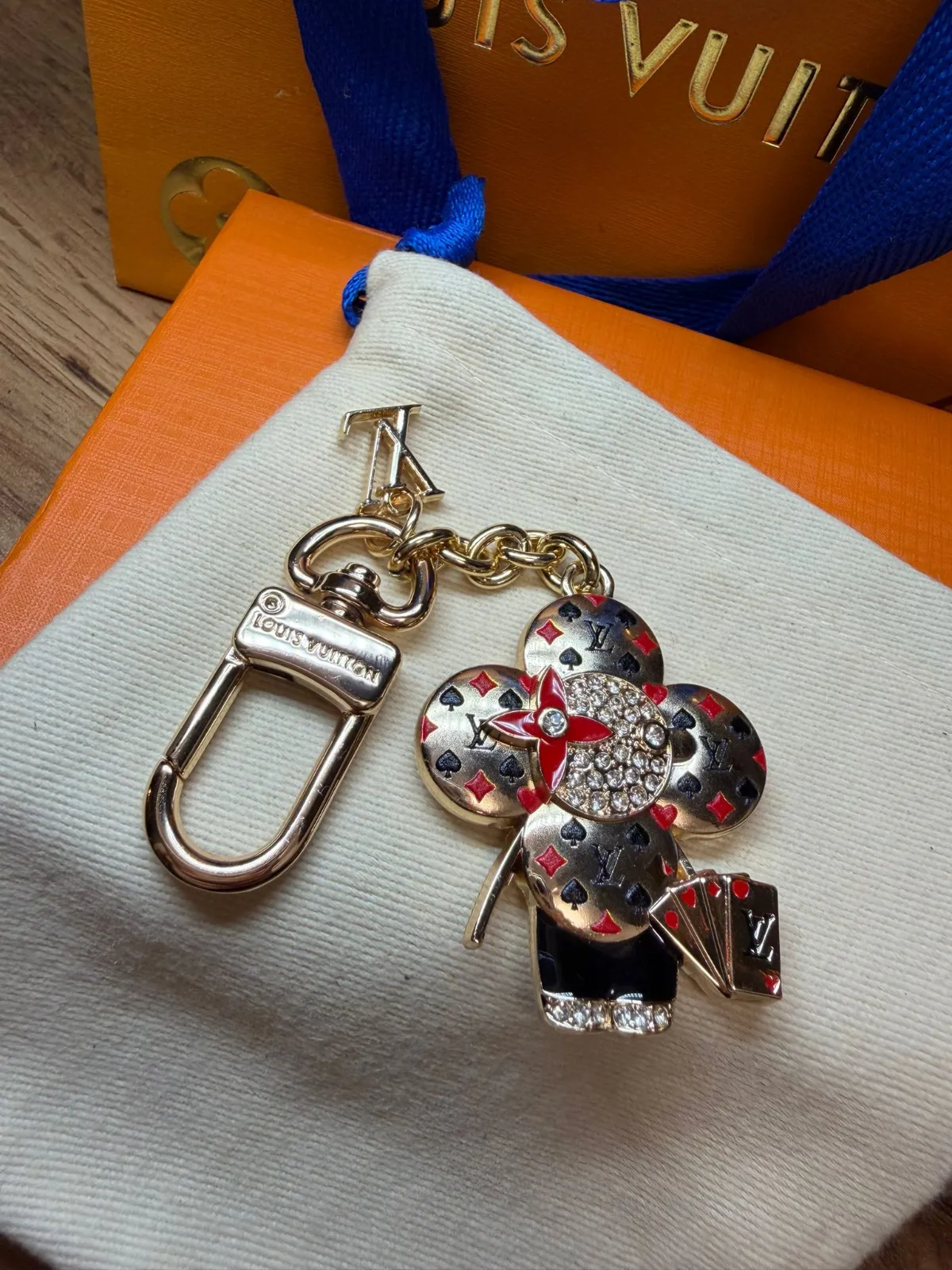 Louis Vuitton porte-clés fleur rose doré 6