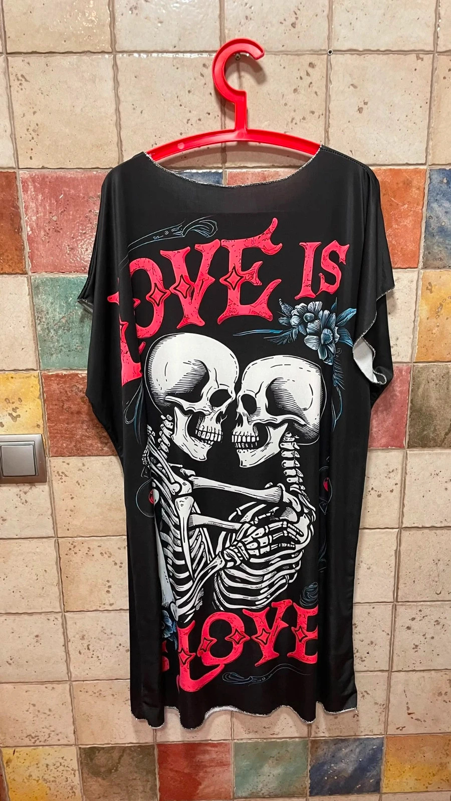 Vestido camiseta oversize gótico Love is Love/Calaveras /made in italy/talla unica – sin marca – taille XXXL / 46 / 18 2