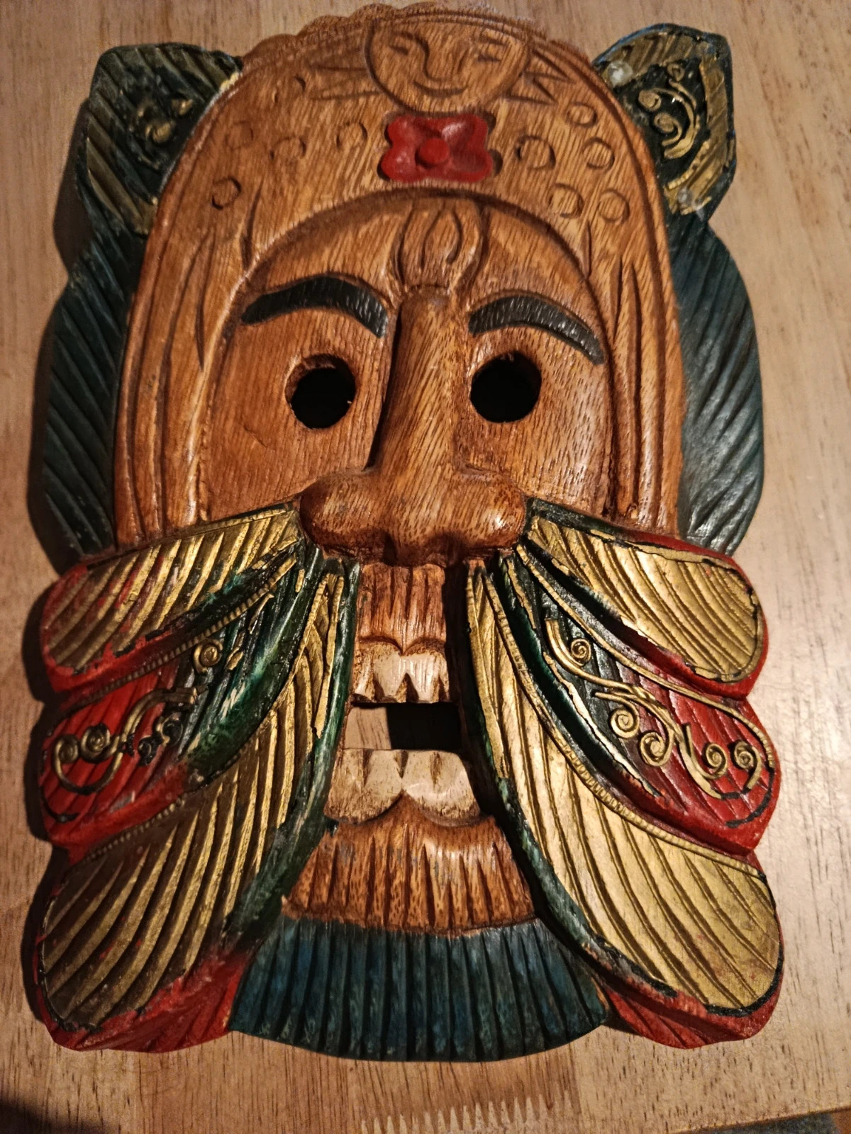 Mascara tailandesa de madera pintada a mano de 19x27cm. – sin marca