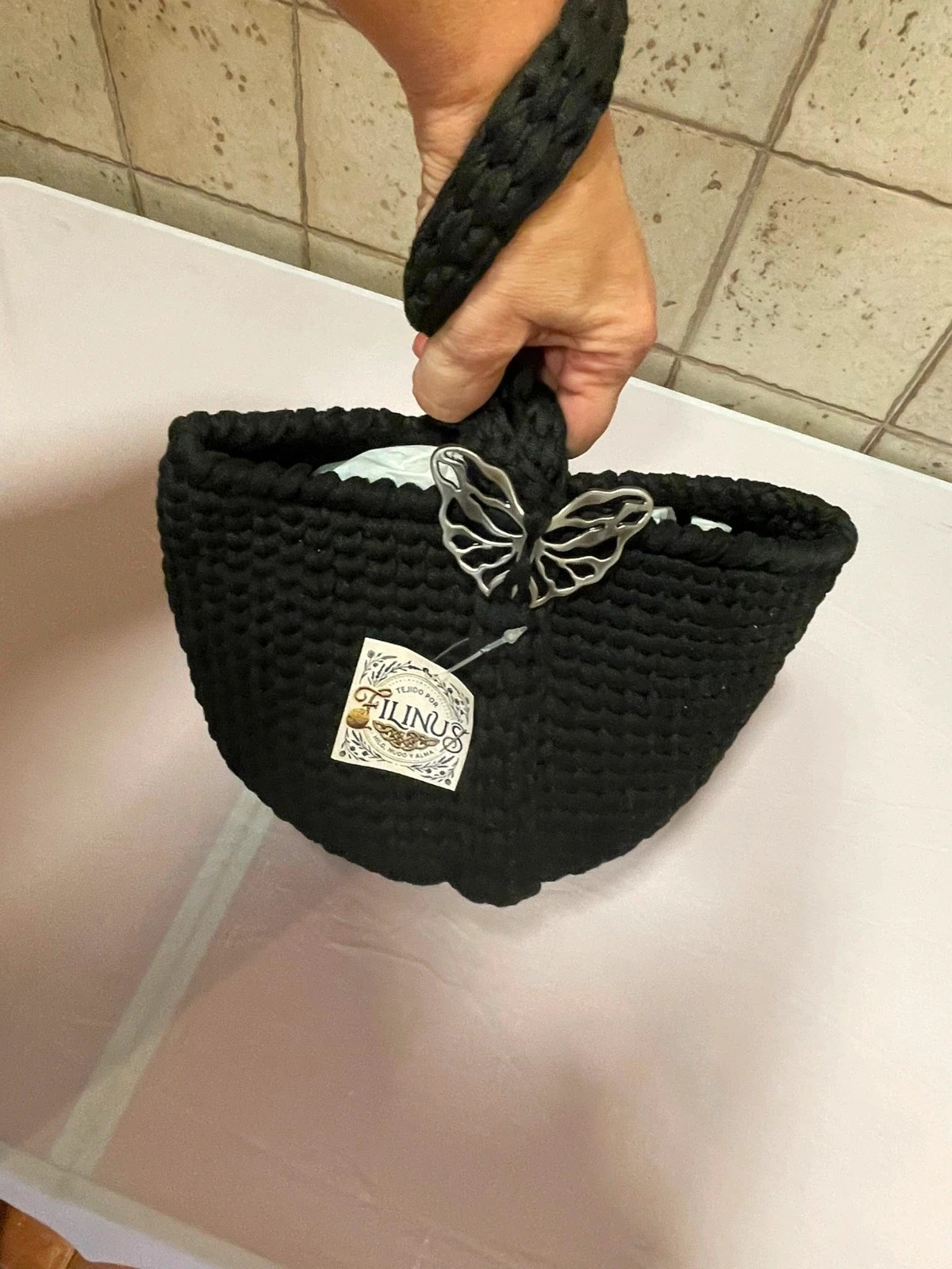 Bolso artesanal de trapillo negro con mariposa metálica. – Filinus 2