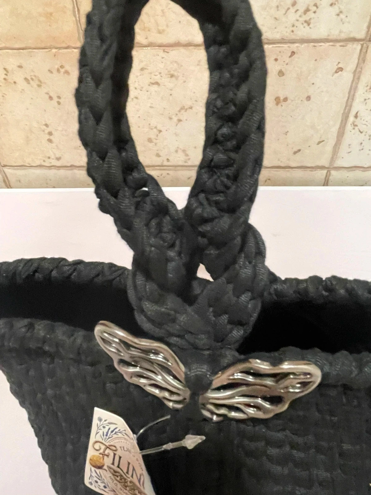 Bolso artesanal de trapillo negro con mariposa metálica. – Filinus 3