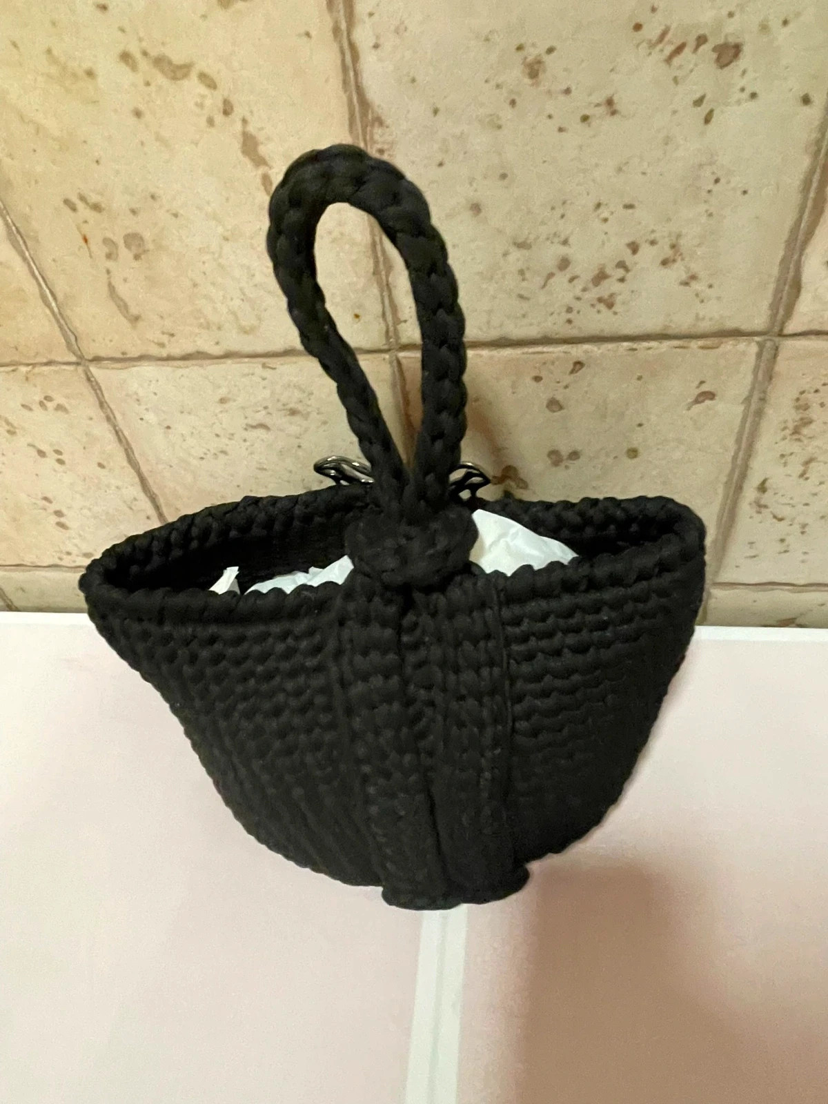 Bolso artesanal de trapillo negro con mariposa metálica. – Filinus 4