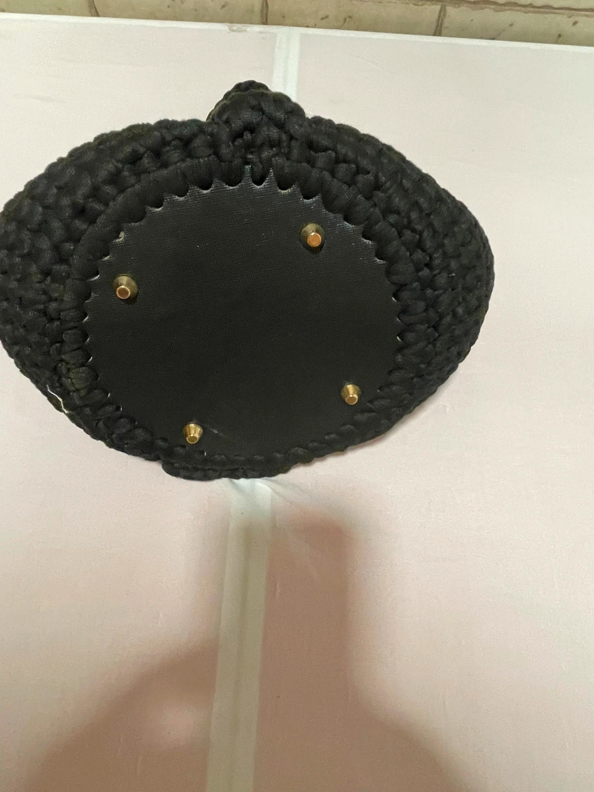 Bolso artesanal de trapillo negro con mariposa metálica. – Filinus 5