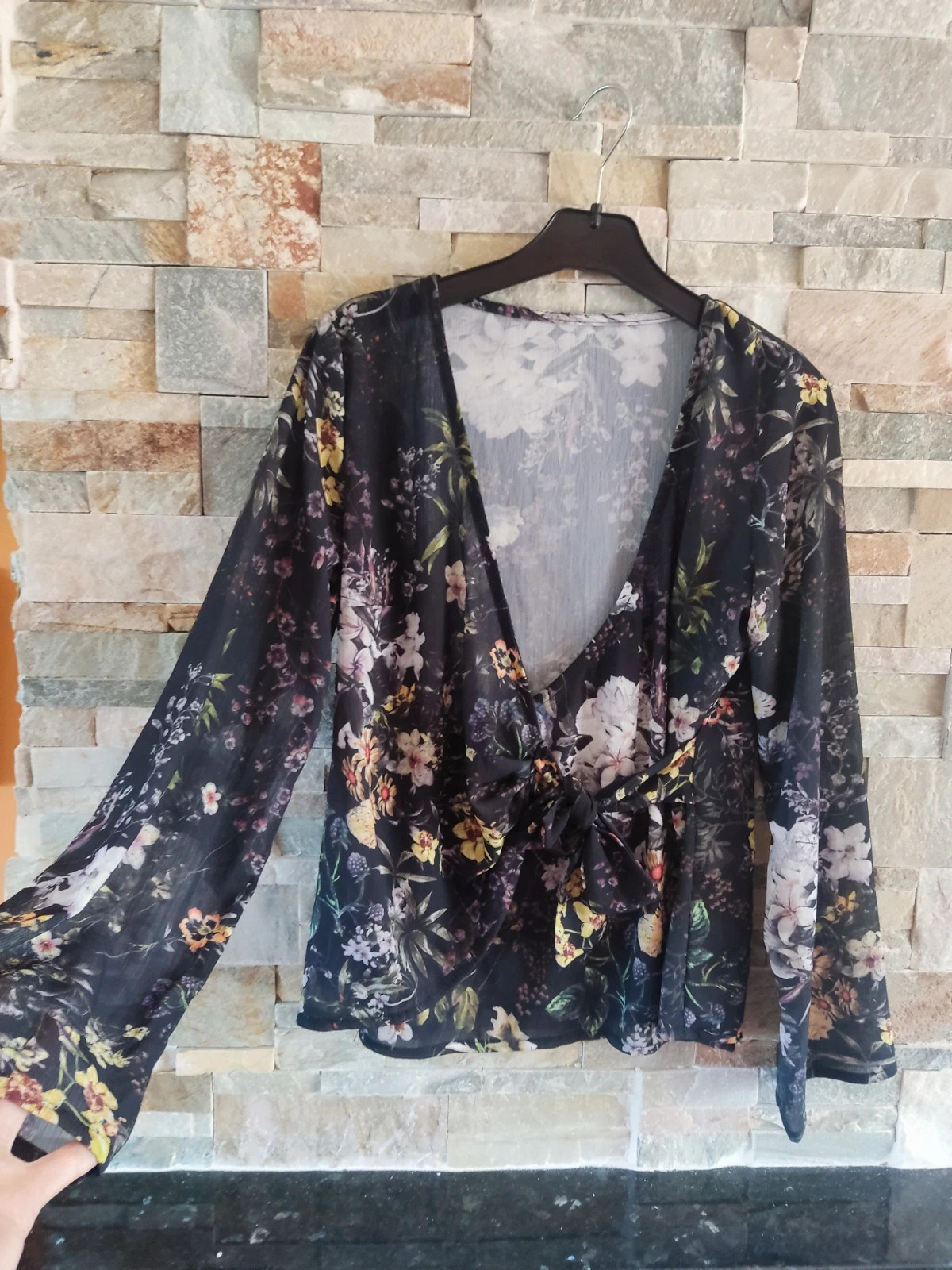 🎁Blusa cruzada con lazo con estampado floral y fondo negro – taille L / 40 / 12 2