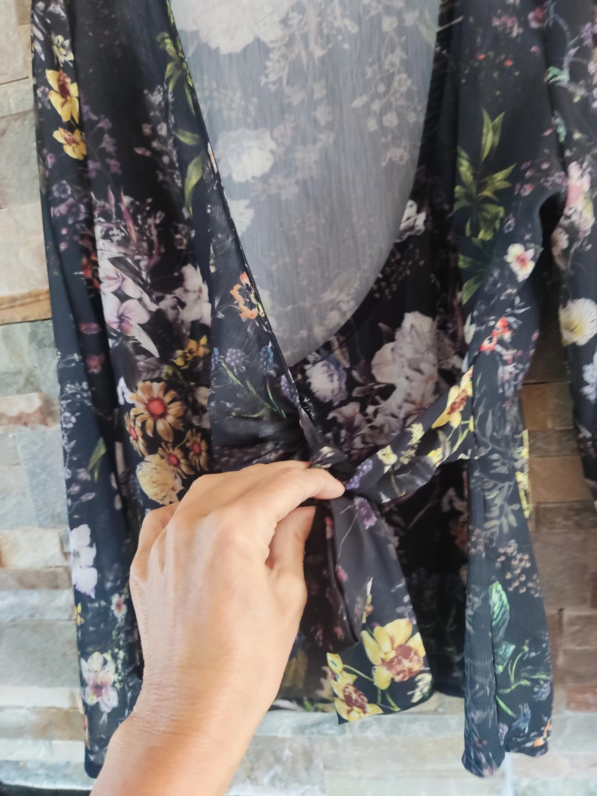 🎁Blusa cruzada con lazo con estampado floral y fondo negro – taille L / 40 / 12 4