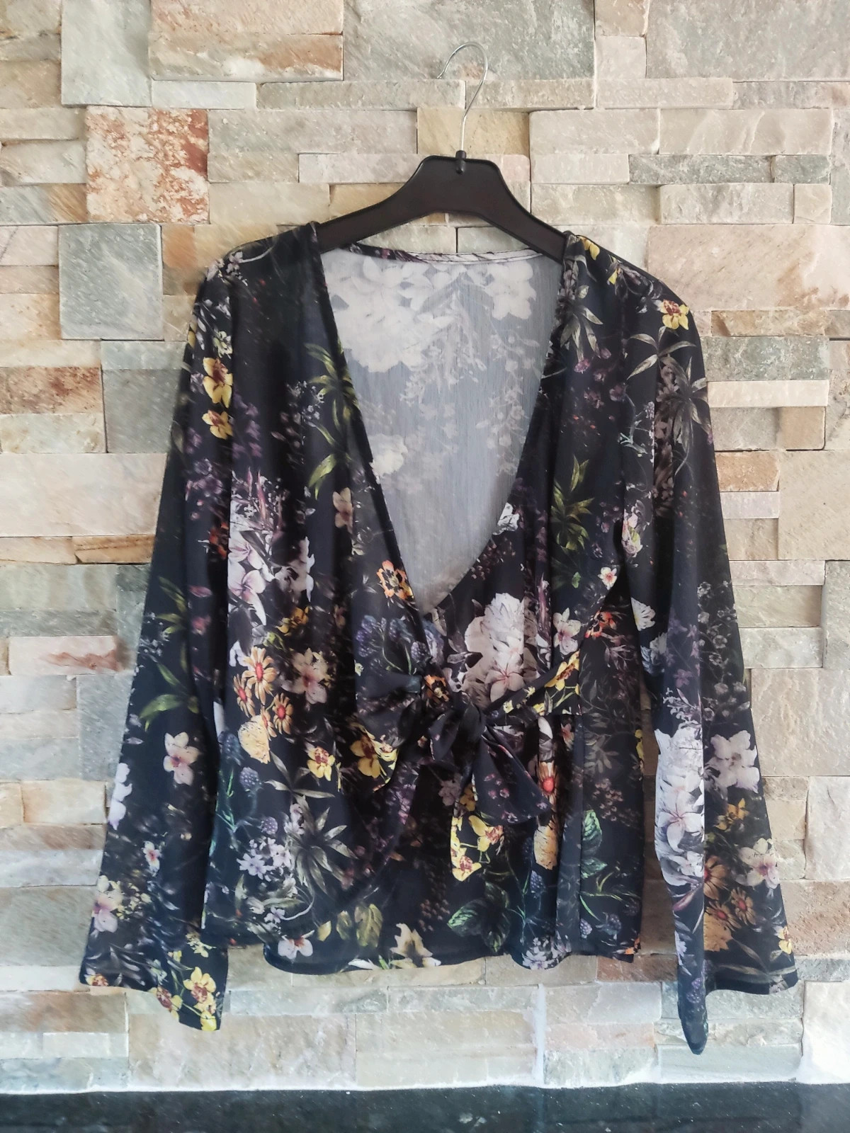 🎁Blusa cruzada con lazo con estampado floral y fondo negro – taille L / 40 / 12