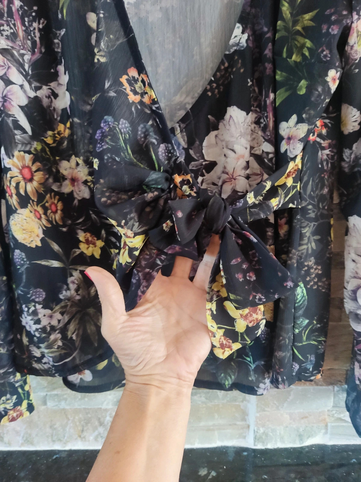 🎁Blusa cruzada con lazo con estampado floral y fondo negro – taille L / 40 / 12 3