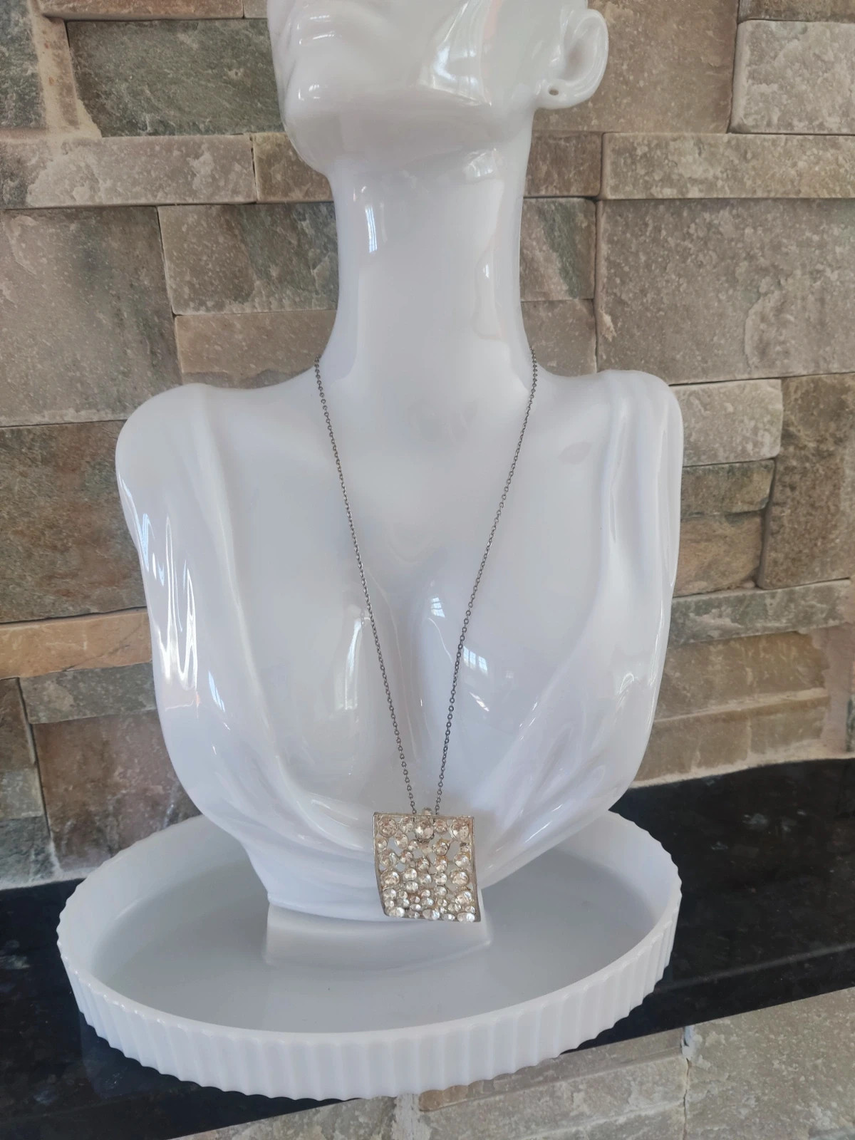 🎁 Colgante plateado rectangular con brillantes 2
