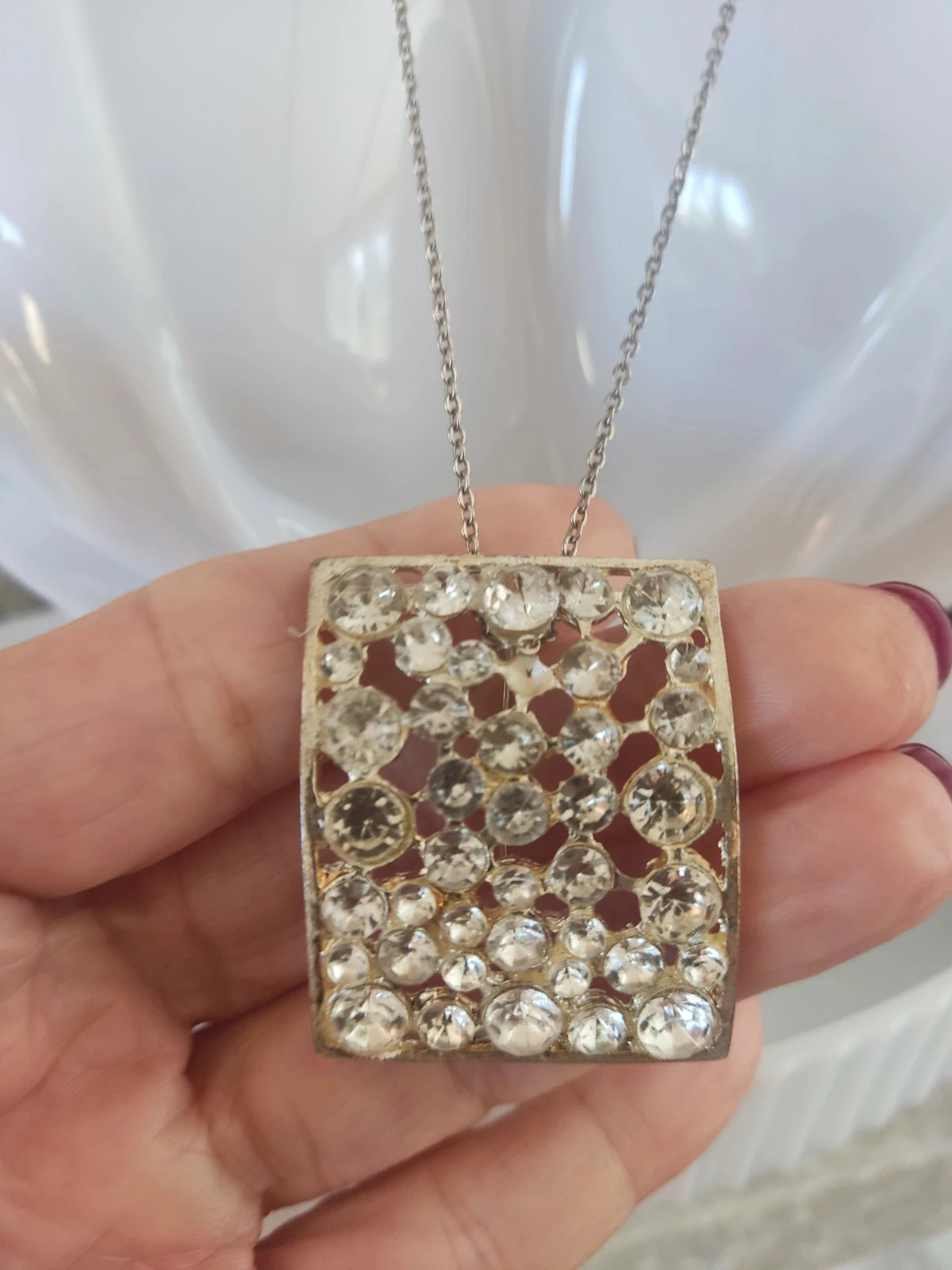 🎁 Colgante plateado rectangular con brillantes 3
