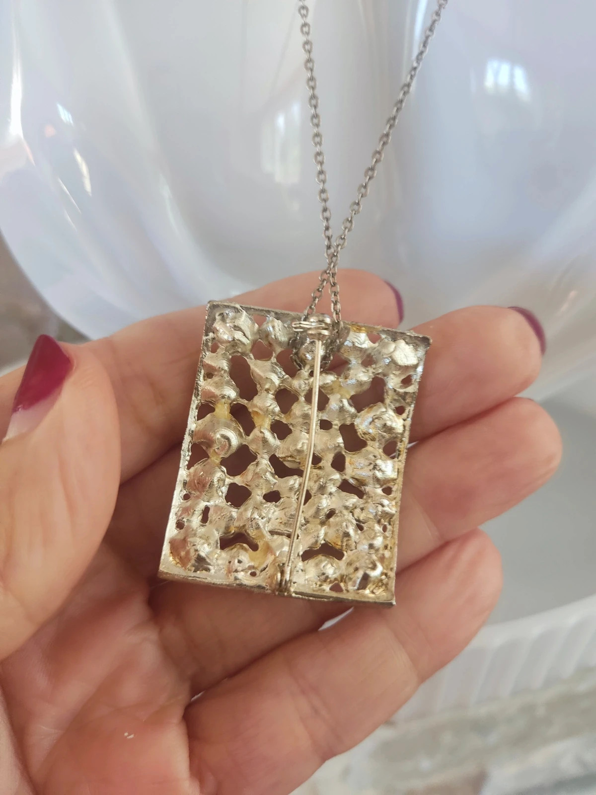 🎁 Colgante plateado rectangular con brillantes 4