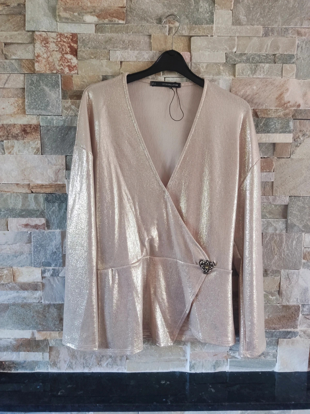 🎁 Elegante Blusa dorada cruzada delante con broche de brillantes – Sfera Collection – taille L / 40 / 12 2