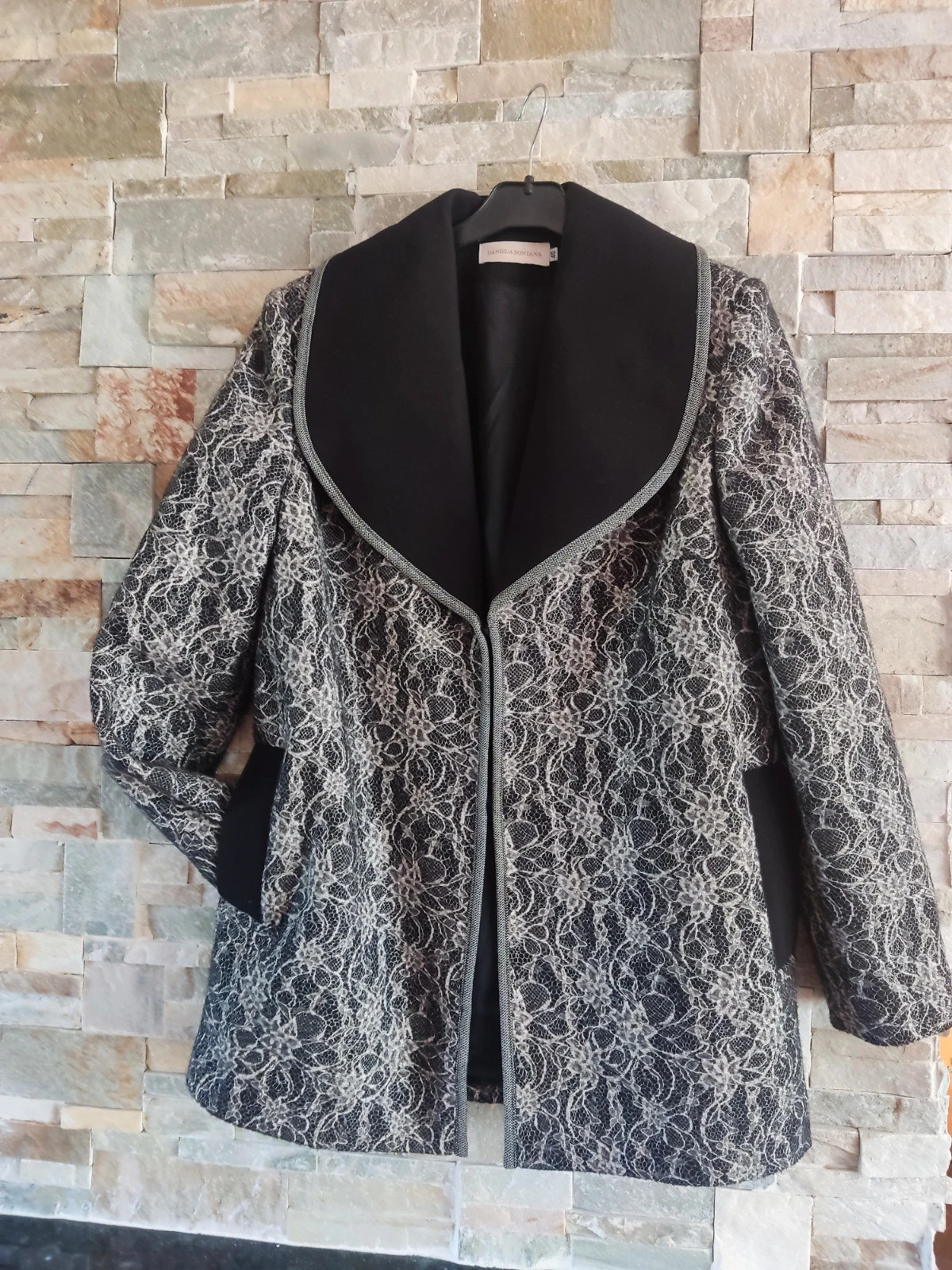 🎁 Elegante chaquetón con original cuello negro
