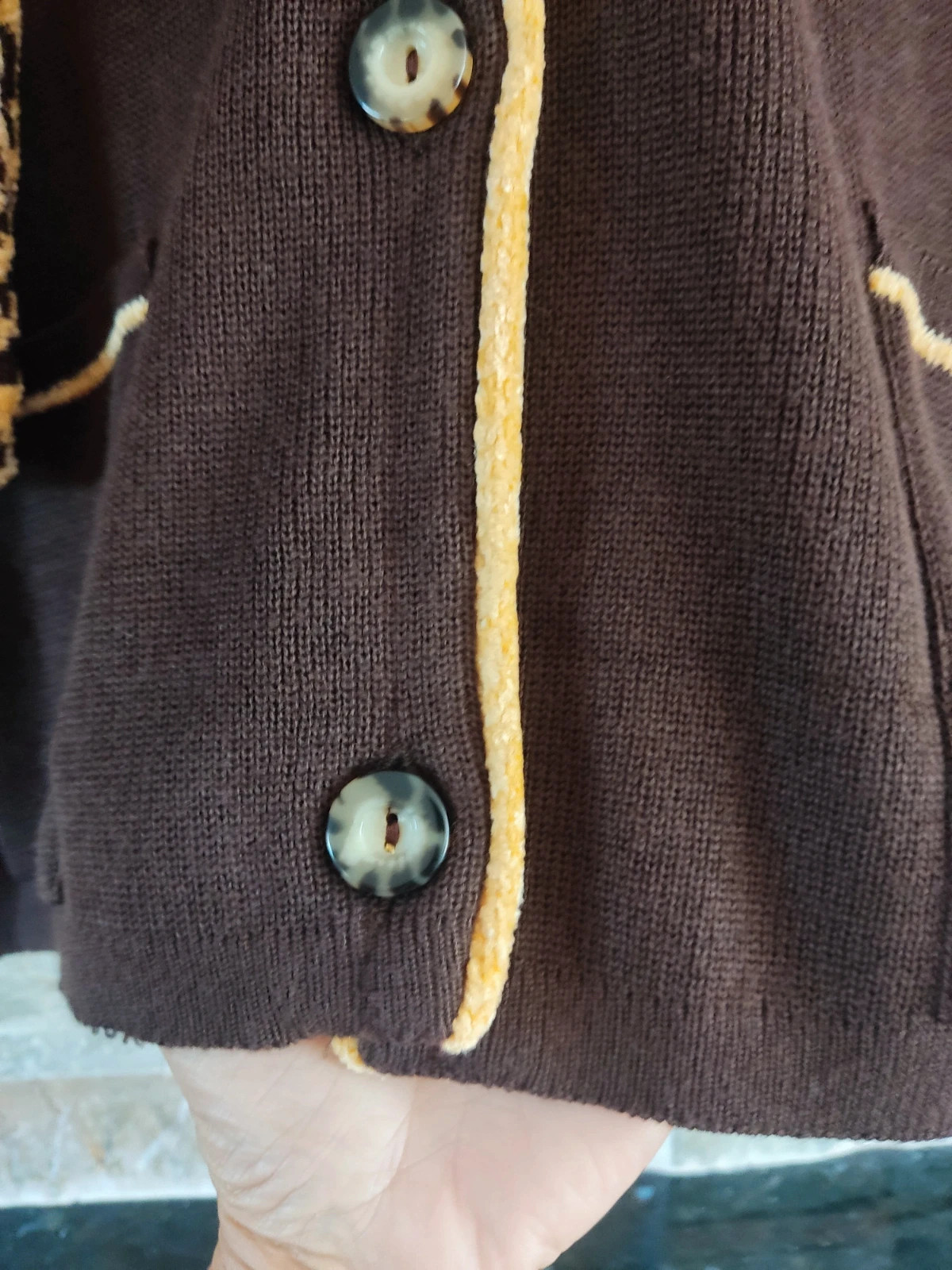 🎁Rebeca de punto marrón con la original estampado tono mostaza en cuello y puño – casadella – taille XXL / 44 / 16 4