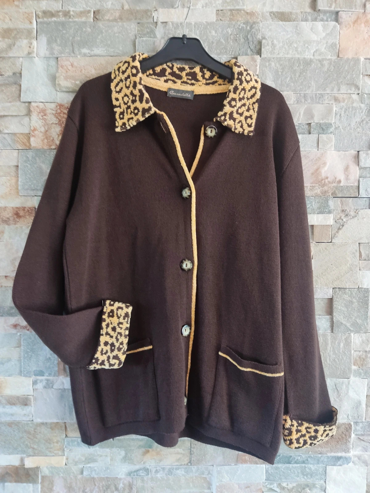 🎁Rebeca de punto marrón con la original estampado tono mostaza en cuello y puño – casadella – taille XXL / 44 / 16