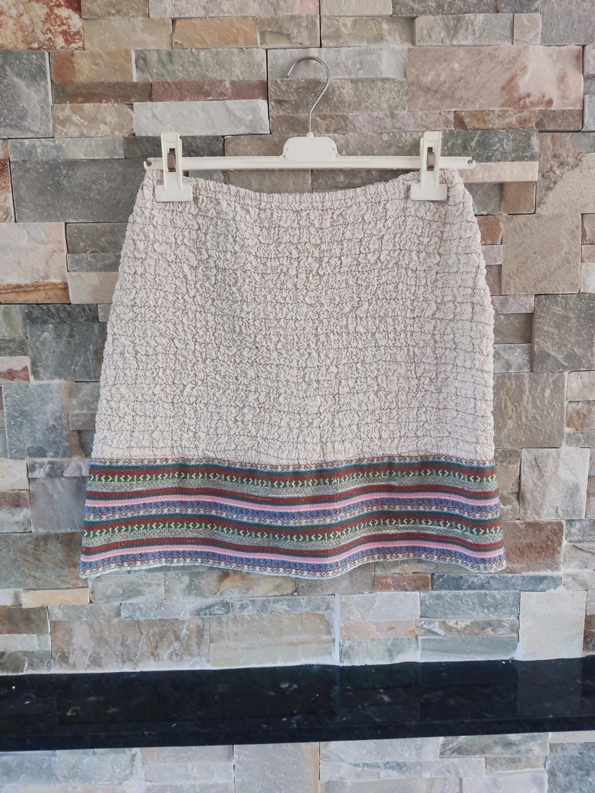 🎁Minifalda de algodón de punto de abeja tono crema con franja multicolor en bajo