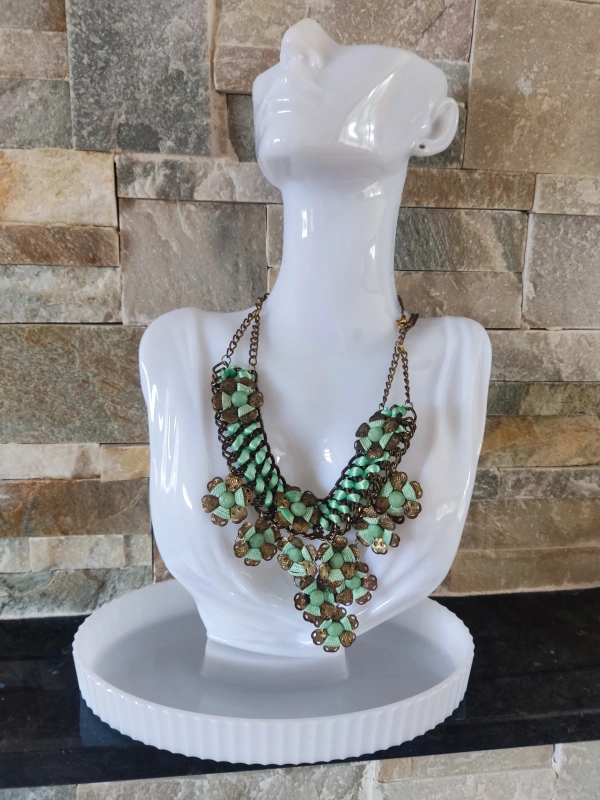 🎁 Original collar vintage con cadena y flores dorado envejecido con cinta verde claro entrelazada
